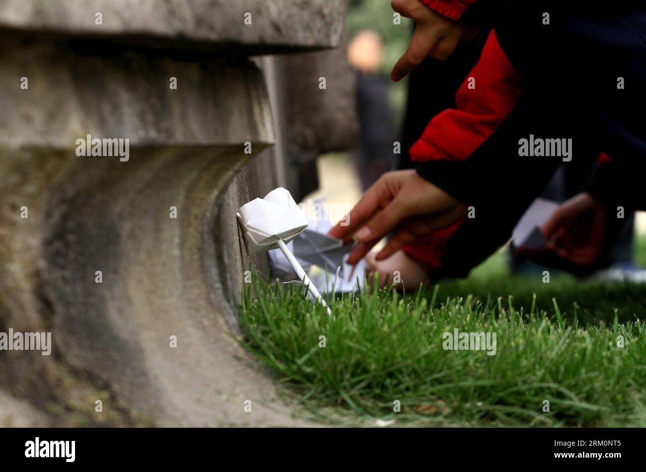 Bildnummer: 59460471  Datum: 30.03.2013  Copyright: imago/Xinhua Paper flowers and paper cranes are presented to a monument at Yuhuatai Martyr Cemetery in Nanjing, capital of east China s Jiangsu Province, March 30, 2013, to pay respect to martyrs ahead of the Qingming Festival, or Tomb Sweeping Day, which falls on April 4 this year. (Xinhua/Xu Yijia) (ry) CHINA-QINGMING FESTIVAL-MEMORIAL CEREMONIES (CN) PUBLICATIONxNOTxINxCHN Gesellschaft xas x2x 2013 quer Aufmacher premiumd o0 Friedhof Trauer Gedenken  Totenfest Totengedenken Blumen, Papierblumen Tradition     59460471 Date 30 03 2013 Copyri Stock Photo
