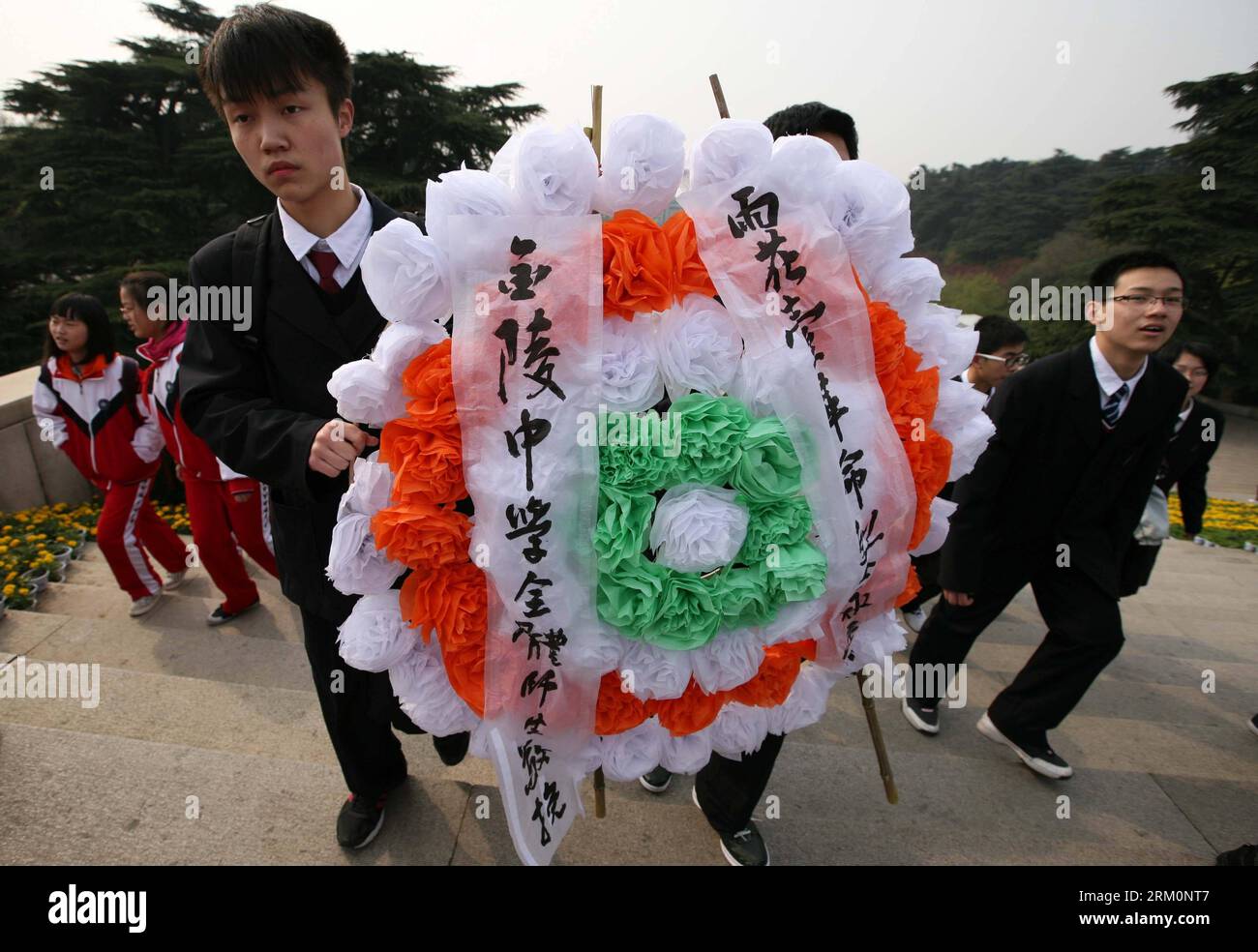 Bildnummer: 59460477  Datum: 30.03.2013  Copyright: imago/Xinhua Students present a wreath to a monument at Yuhuatai Martyr Cemetery in Nanjing, capital of east China s Jiangsu Province, March 30, 2013. Various memorial ceremonies were held across the country to pay respect to martyrs ahead of the Qingming Festival, or Tomb Sweeping Day, which falls on April 4 this year. (Xinhua) (ry) CHINA-QINGMING FESTIVAL-MEMORIAL CEREMONIES (CN) PUBLICATIONxNOTxINxCHN Gesellschaft xas x2x 2013 quer o0 Friedhof Trauer Gedenken  Totenfest Totengedenken Kranz     59460477 Date 30 03 2013 Copyright Imago XINHU Stock Photo