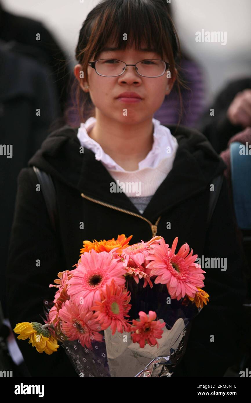 Bildnummer: 59460478  Datum: 30.03.2013  Copyright: imago/Xinhua A student with flowers in hand attends a memorial ceremony held at Yuhuatai Martyr Cemetery in Nanjing, capital of east China s Jiangsu Province, March 30, 2013. Various memorial ceremonies were held across the country to pay respect to martyrs ahead of the Qingming Festival, or Tomb Sweeping Day, which falls on April 4 this year. (Xinhua) (ry) CHINA-QINGMING FESTIVAL-MEMORIAL CEREMONIES (CN) PUBLICATIONxNOTxINxCHN Gesellschaft xas x2x 2013 hoch o0 Friedhof Trauer Gedenken  Totenfest Totengedenken Blumen     59460478 Date 30 03 2 Stock Photo