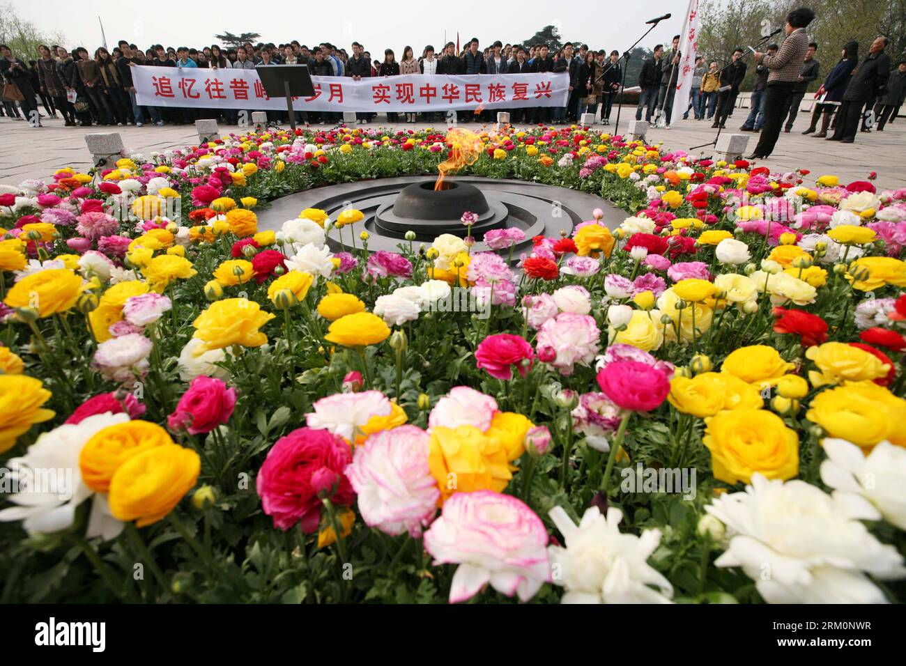 Bildnummer: 59460480  Datum: 30.03.2013  Copyright: imago/Xinhua Students attend a memorial ceremony held at Yuhuatai Martyr Cemetery in Nanjing, capital of east China s Jiangsu Province, March 30, 2013. Various memorial ceremonies were held across the country to pay respect to martyrs ahead of the Qingming Festival, or Tomb Sweeping Day, which falls on April 4 this year. (Xinhua) (ry) CHINA-QINGMING FESTIVAL-MEMORIAL CEREMONIES (CN) PUBLICATIONxNOTxINxCHN Gesellschaft xas x2x 2013 quer o0 Friedhof Trauer Gedenken  Totenfest Totengedenken Blumen     59460480 Date 30 03 2013 Copyright Imago XIN Stock Photo