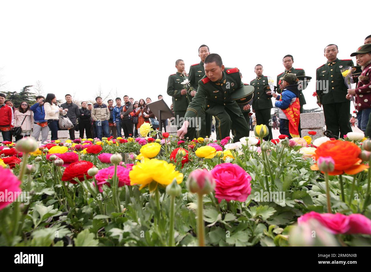Bildnummer: 59460479  Datum: 30.03.2013  Copyright: imago/Xinhua Soldiers present flowers at a monument during a memorial ceremony held at Yuhuatai Martyr Cemetery in Nanjing, capital of east China s Jiangsu Province, March 30, 2013. Various memorial ceremonies were held across the country to pay respect to martyrs ahead of the Qingming Festival, or Tomb Sweeping Day, which falls on April 4 this year. (Xinhua) (ry) CHINA-QINGMING FESTIVAL-MEMORIAL CEREMONIES (CN) PUBLICATIONxNOTxINxCHN Gesellschaft xas x2x 2013 quer o0 Friedhof Trauer Gedenken  Totenfest Totengedenken Blumen     59460479 Date Stock Photo