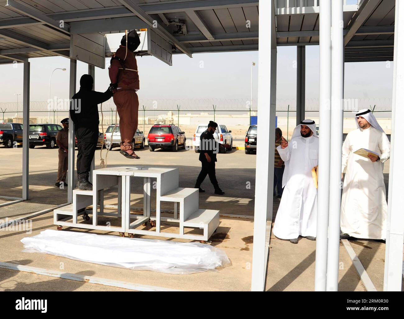 Bildnummer: 59465099  Datum: 01.04.2013  Copyright: imago/Xinhua (130401) -- KUWAIT CITY, APRIL 1, 2013 (Xinhua) -- A man is executed by hanging in west of Kuwait City, capital of Kuwait, on April 1, 2013. Three convicted murderers, a Pakistani, a Saudi and a stateless Arab, were hanged on Monday. It s the first executions in Kuwait since May 2007, according to the ministry of justice. (Xinhua/Noufal Ibrahim) (jl) KUWAIT-MURDERER-EXECUTION PUBLICATIONxNOTxINxCHN Gesellschaft Kriminalität Mörder erhängt Exekution Hinrichtung erhängen Tötung x0x xub 2013 quer Highlight premiumd      59465099 Dat Stock Photo