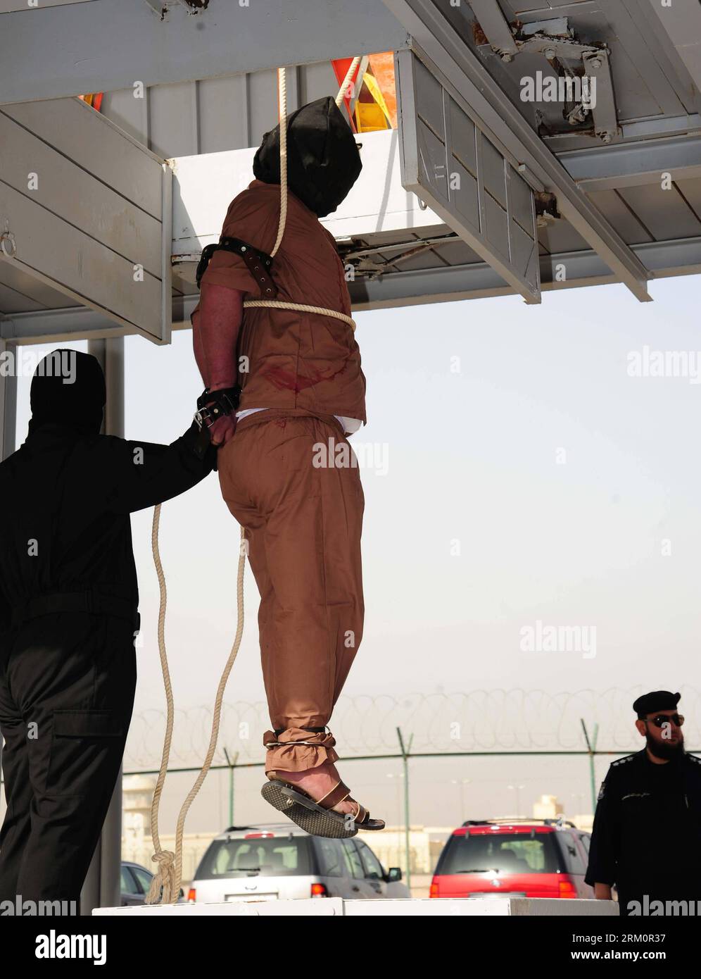 Bildnummer: 59465103  Datum: 01.04.2013  Copyright: imago/Xinhua (130401) -- KUWAIT CITY, APRIL 1, 2013 (Xinhua) -- A man is executed by hanging in west of Kuwait City, capital of Kuwait, on April 1, 2013. Three convicted murderers, a Pakistani, a Saudi and a stateless Arab, were hanged on Monday. It s the first executions in Kuwait since May 2007, according to the ministry of justice. (Xinhua/Noufal Ibrahim) (jl) KUWAIT-MURDERER-EXECUTION PUBLICATIONxNOTxINxCHN Gesellschaft Kriminalität Mörder erhängt Exekution Hinrichtung erhängen Tötung x0x xub 2013 hoch premiumd      59465103 Date 01 04 20 Stock Photo