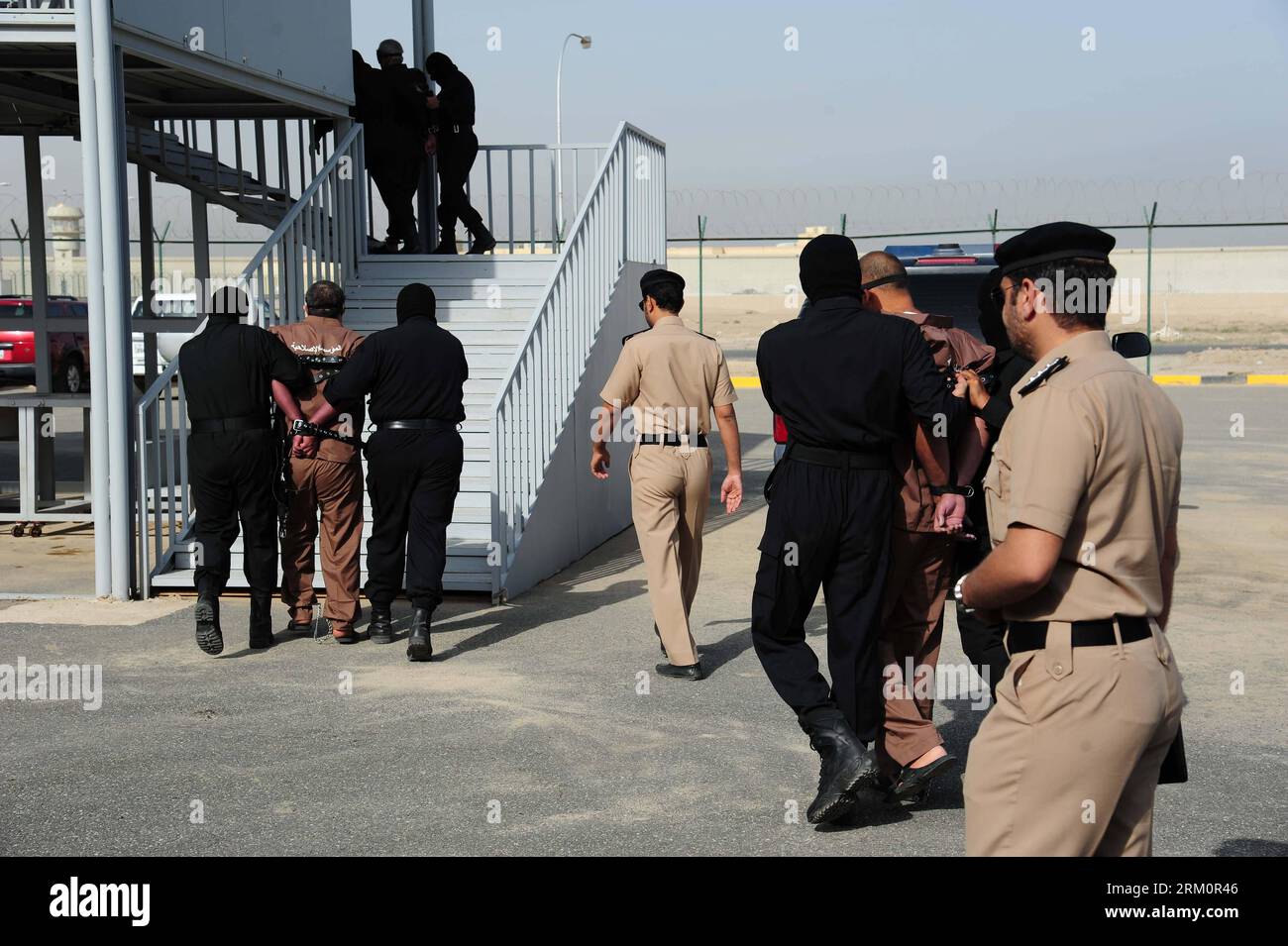 Bildnummer: 59465101  Datum: 01.04.2013  Copyright: imago/Xinhua (130401) -- KUWAIT CITY, APRIL 1, 2013 (Xinhua) -- Three men are walked up on to the scaffolding before being executed by hanging in west of Kuwait City, capital of Kuwait, on April 1, 2013. Three convicted murderers, a Pakistani, a Saudi and a stateless Arab, were hanged on Monday. It s the first executions in Kuwait since May 2007, according to the ministry of justice. (Xinhua/Noufal Ibrahim) (jl) KUWAIT-MURDERER-EXECUTION PUBLICATIONxNOTxINxCHN Gesellschaft Kriminalität Mörder erhängt Exekution Hinrichtung erhängen Tötung x0x Stock Photo