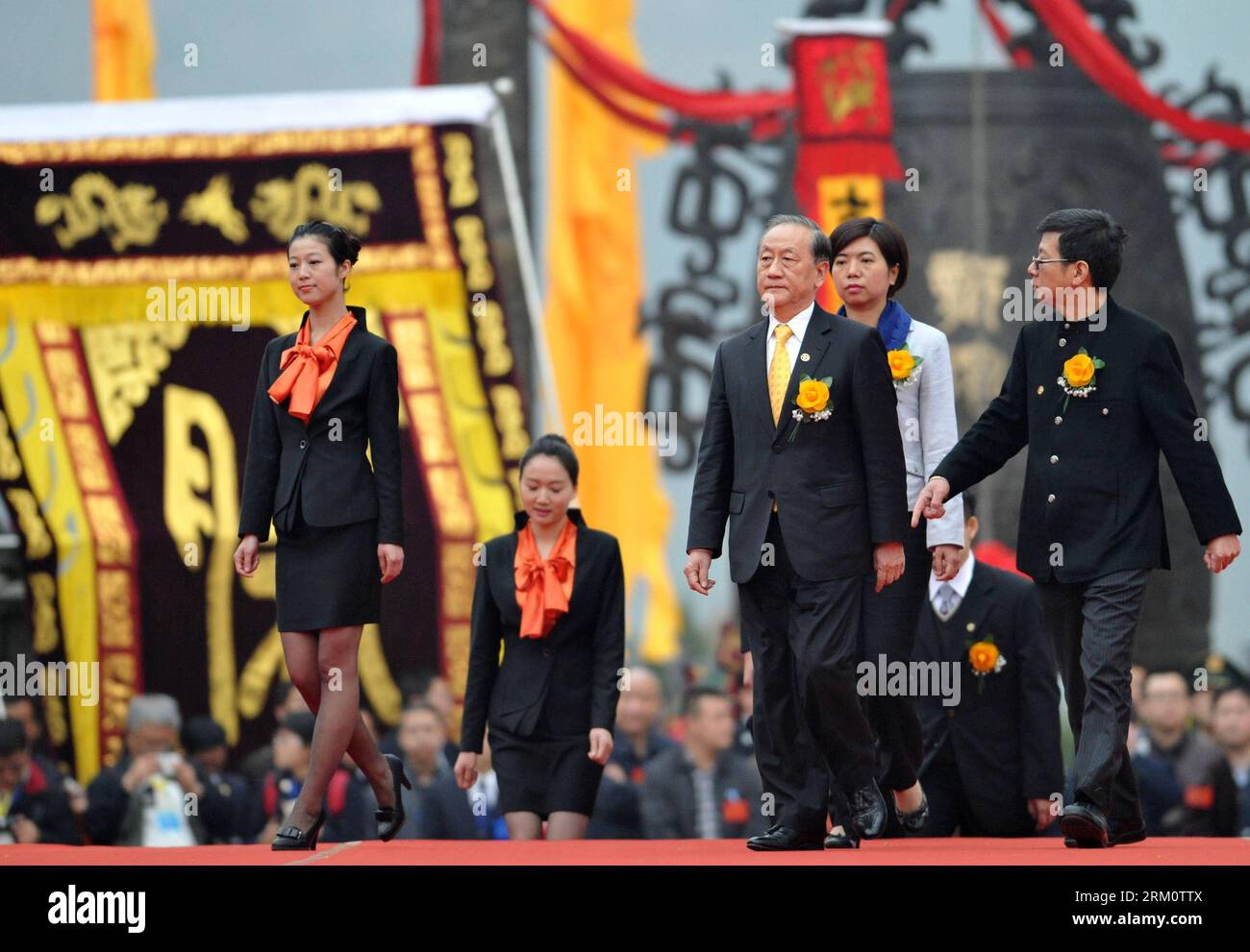 Bildnummer: 59471868  Datum: 04.04.2013  Copyright: imago/Xinhua (130404) -- HUANGLING, April 4, 2013 (Xinhua) -- Yu Muming(R, front), chairman of Taiwan s New Party, attends a memorial ceremony for Emperor Xuanyuan, or the Yellow Emperor who is the legendary ancestor of Chinese people, in Huangling County, northwest China s Shaanxi Province, April 4, 2013. Over 10,000 attended the ceremony on Thursday which is also the Qingming Festival, or the Tomb-Sweeping Day. (Xinhua/Ding Haitao) (mp) CHINA-SHAANXI-HUANGLING-MEMORIAL CEREMONY-YELLOW EMPEROR (CN) PUBLICATIONxNOTxINxCHN People xns x0x 2013 Stock Photo