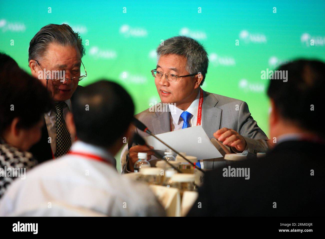 Bildnummer: 59479630  Datum: 06.04.2013  Copyright: imago/Xinhua (130406) -- BOAO, April 6, 2013 (Xinhua) -- Zhang Weiying (C), professor of economics from Peking University, participates in a round table meeting in Boao of south China s Hainan Province, April 6, 2013. A round table meeting of Boao Forum for Asia was held here for the leaders from private sector on April 6. (Xinhua/Xu Zijian) (wqq) CHINA-BOAO-BFA 2013-PRIVATE SECTOR ROUND TABLE (CN) PUBLICATIONxNOTxINxCHN People Politik x0x xkg 2013 quer      59479630 Date 06 04 2013 Copyright Imago XINHUA  Boao April 6 2013 XINHUA Zhang  C Pr Stock Photo