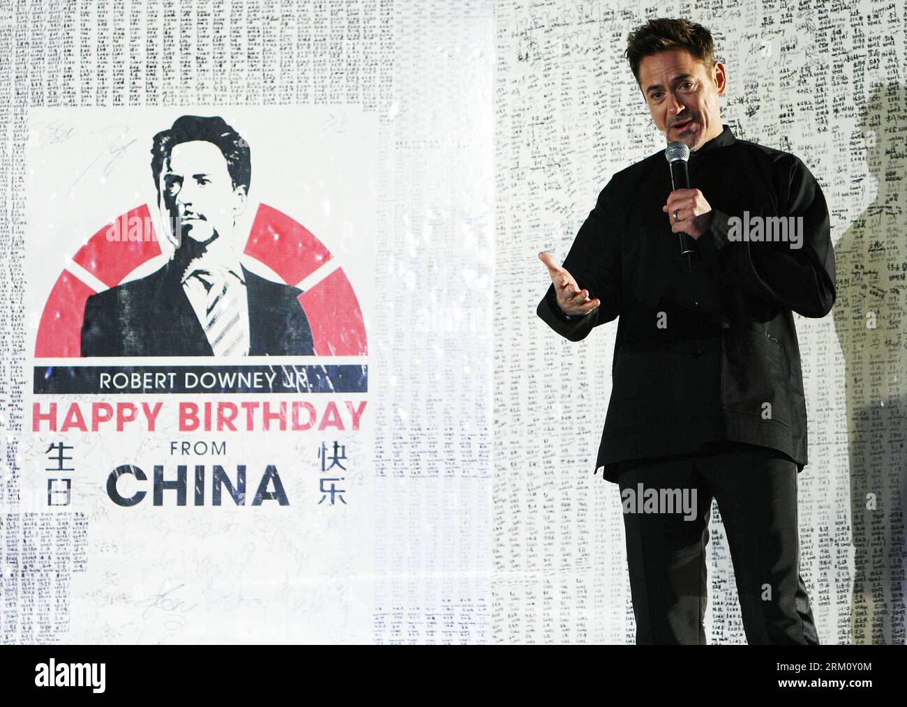 Bildnummer: 59481070  Datum: 06.04.2013  Copyright: imago/Xinhua BEIJING, April 6, 2013 -- Robert Downey Jr., leading actor of the Hollywood superhero movie Iron Man 3, shows his gratitude as he receives a birthday card from Chinese fans during a promotional event of the movie at the Imperial Ancestral Temple in Beijing, capital of China, April 6, 2013. The movie Iron Man 3 is planned to release on the Chinese mainland in May. (Xinhua) (lfj) CHINA-BEIJING- IRON MAN 3 -PROMOTION (CN) PUBLICATIONxNOTxINxCHN Entertainment people xas x0x 2013 quer premiumd     59481070 Date 06 04 2013 Copyright Im Stock Photo