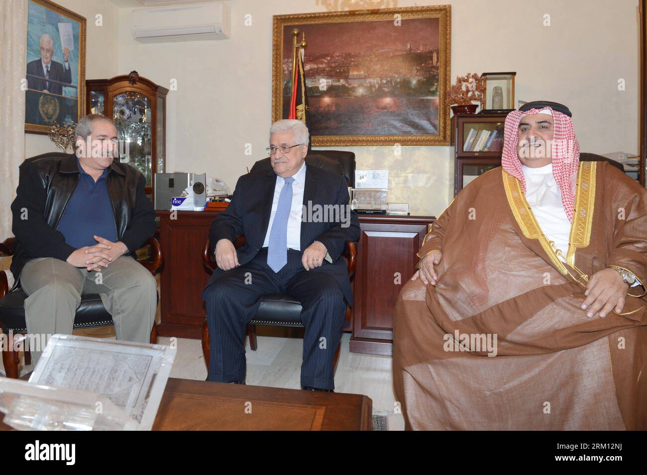 Bildnummer: 59500796  Datum: 11.04.2013  Copyright: imago/Xinhua (130411) -- Amman, April 11, 2013 (Xinhua) -- Palestinian President Mahmoud Abbas (C) meets with Bahraini Foreign Minister Sheikh Khalid bin Ahmed Al Khalifa (R) and Foreign Minister of Jordan Nasser Judeh in Amman, Jordan, on April 11, 2013. (Xinhua/Pool) (bxq) MIDEAST-AMMAN-MEETING PUBLICATIONxNOTxINxCHN Politik People x0x xdd premiumd 2013 quer      59500796 Date 11 04 2013 Copyright Imago XINHUA  Amman April 11 2013 XINHUA PALESTINIAN President Mahmoud Abbas C Meets With Bahraini Foreign Ministers Sheikh Khalid am Ahmed Al Kh Stock Photo