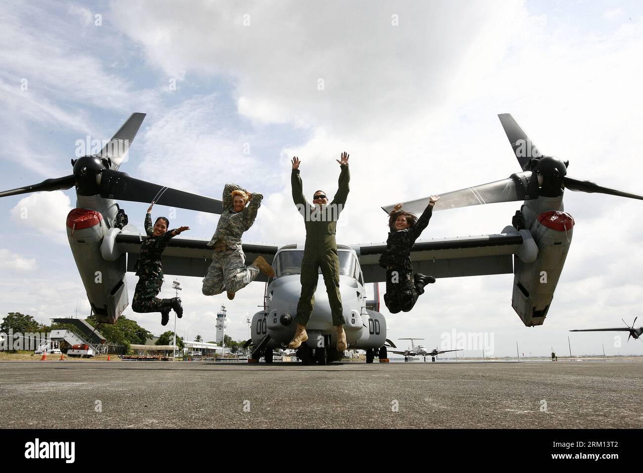 Bildnummer: 59511435  Datum: 13.04.2013  Copyright: imago/Xinhua (130413) -- PAMPANGA, April 13, 2013 (Xinhua) -- American and Filipino soldiers jump in front of the MV-22 Osprey as they share a light moment during an aircraft static display as part of a joint military exercise in Pampanga Province, the Philippines, April 13, 2013. The Philippines and the U.S. held their 29th annual joint military exercise with at least 8,000 American and Filipino soldiers participating in the training. The joint military exercise, more known as Balikatan, which means shoulder-to-shoulder in Filipino, is held Stock Photo