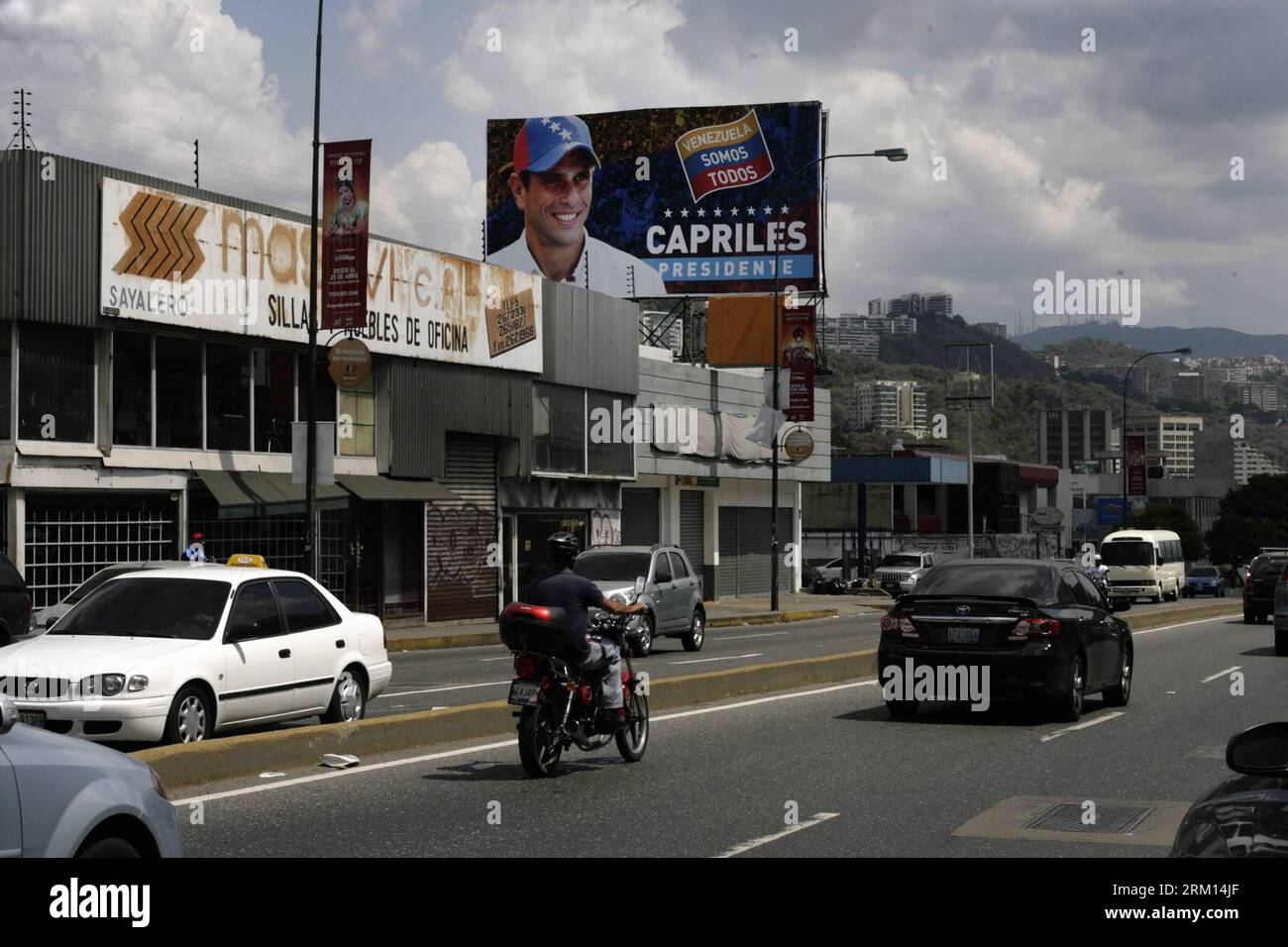 Bildnummer: 59513246  Datum: 13.04.2013  Copyright: imago/Xinhua (130413) -- CARACAS, April 13, 2013 (Xinhua) -- An electoral billboard in support of Venezuela s opposition presidential candidate Henrique Capriles is seen at Las Mercedes neighborhood in Caracas, capital of Venezuela, on April 13, 2013. Venezuela will hold presidential elections on April 14. (Xinhua/Juan Carlos Hernandez) VENEZUELA-CARACAS-ELECTIONS PUBLICATIONxNOTxINxCHN Politik Wahlkampf Präsidentschaftswahl Wahl xas x0x 2013 quer premiumd      59513246 Date 13 04 2013 Copyright Imago XINHUA  Caracas April 13 2013 XINHUA to E Stock Photo