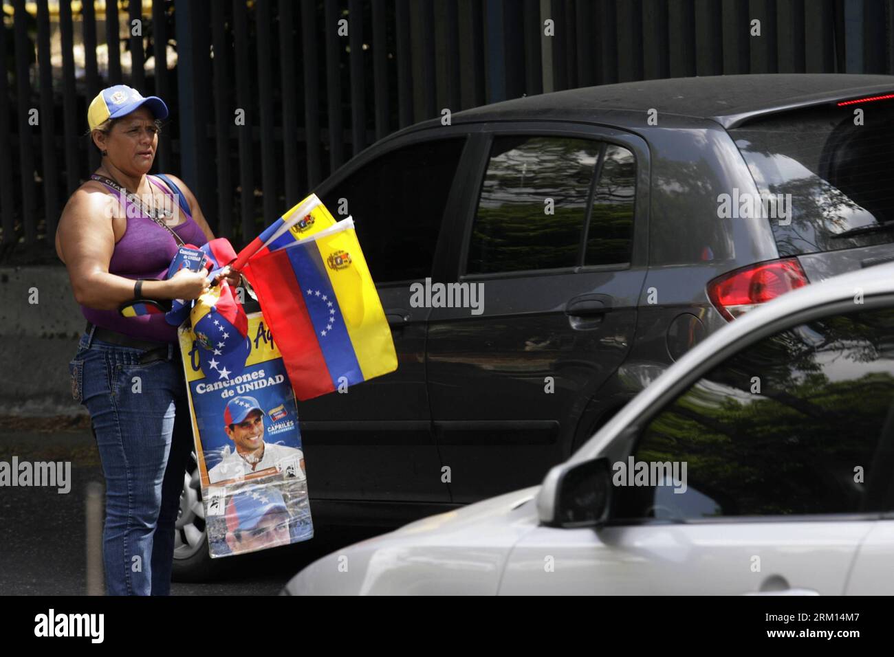 Bildnummer: 59513248  Datum: 13.04.2013  Copyright: imago/Xinhua (130413) -- CARACAS, April 13, 2013 (Xinhua) -- A woman sells electoral posters in support of Venezuela s opposition presidential candidate Henrique Capriles at Las Mercedes neighborhood in Caracas, capital of Venezuela, on April 13, 2013. Venezuela will hold presidential elections on April 14. (Xinhua/Juan Carlos Hernandez) VENEZUELA-CARACAS-ELECTIONS PUBLICATIONxNOTxINxCHN Politik Wahlkampf Präsidentschaftswahl Wahl xas x0x 2013 quer premiumd      59513248 Date 13 04 2013 Copyright Imago XINHUA  Caracas April 13 2013 XINHUA a W Stock Photo