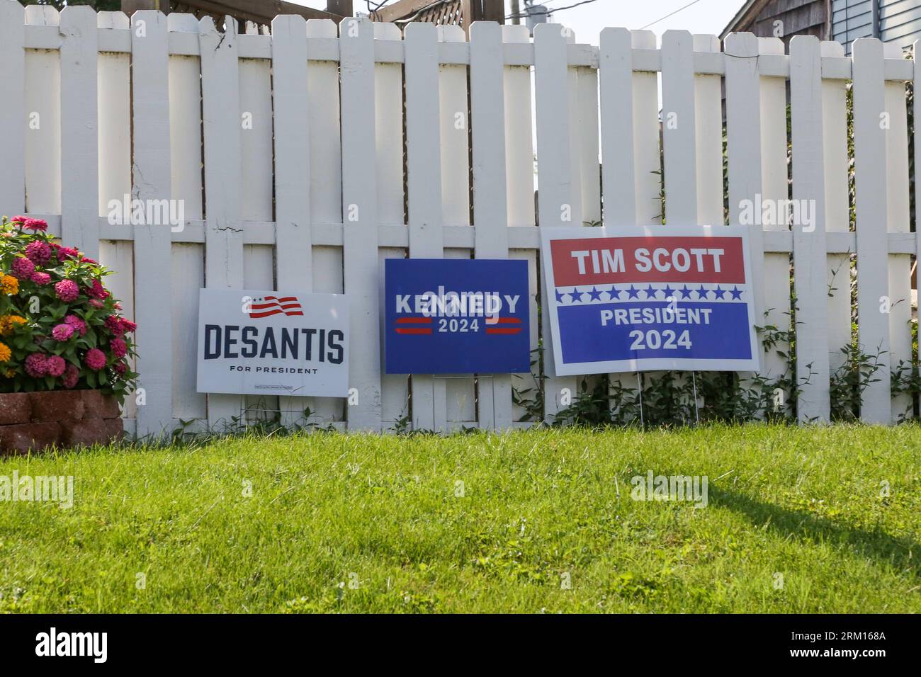 Political signs home front lawn hi-res stock photography and images - Alamy