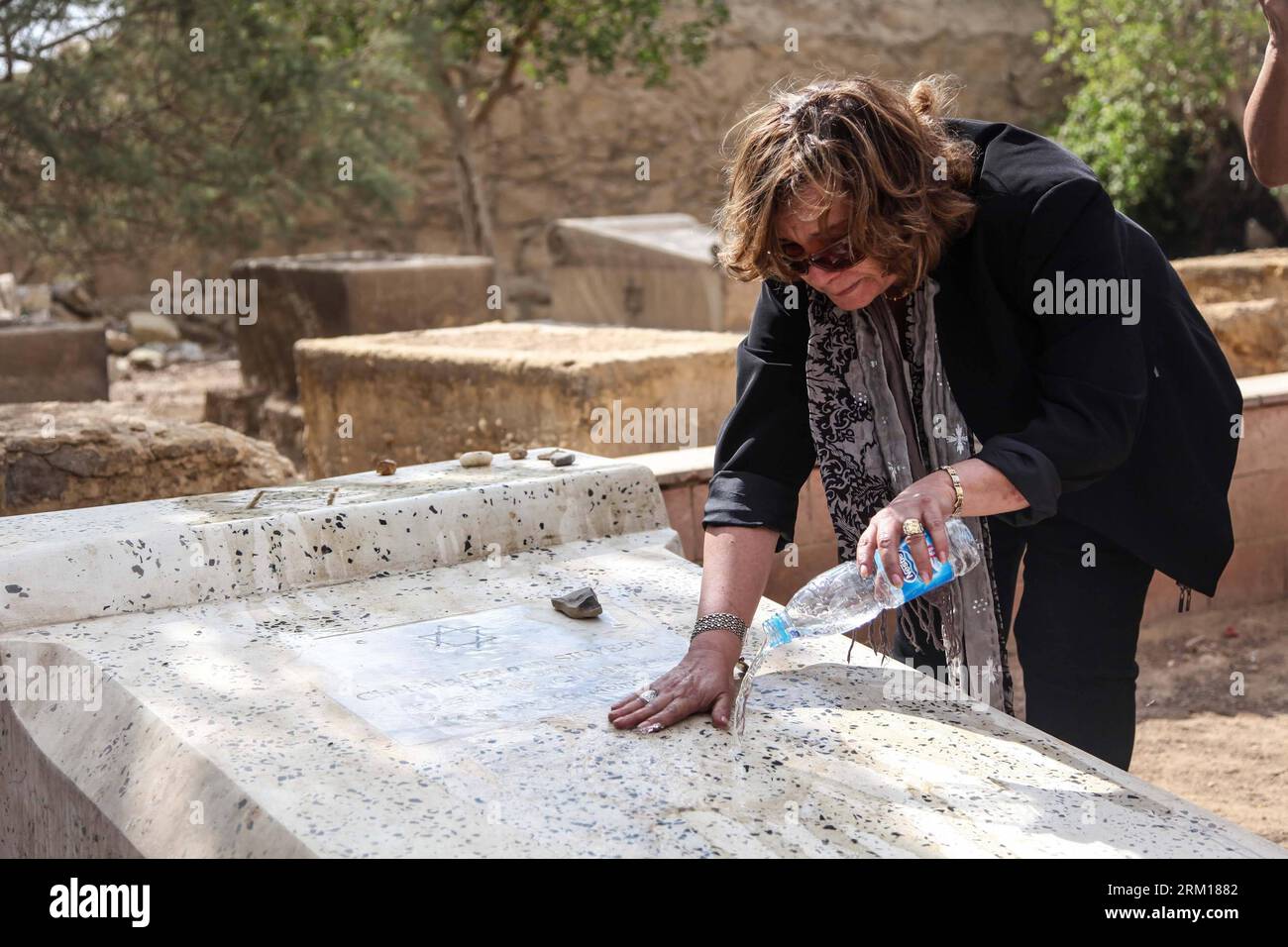 Bildnummer: 59535895 Datum: 18.04.2013 Copyright: imago/Xinhua (130418) --  CAIRO, April 18, 2013 (Xinhua) -- A Jewish Egyptian woman mourns the death  of the president of the Egyptian Jewish Community Carmen Weinstein during