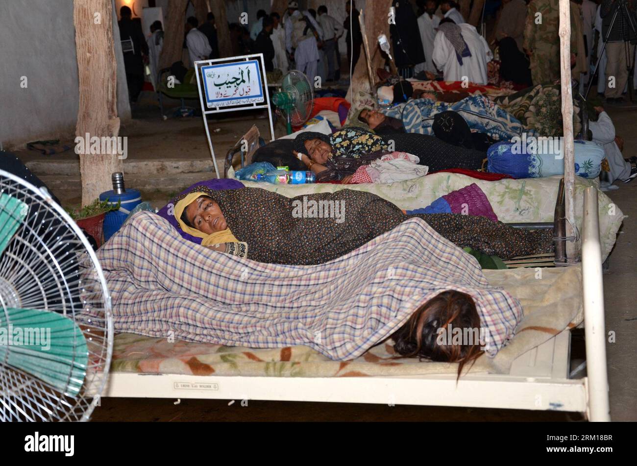 Bildnummer: 59536895  Datum: 17.04.2013  Copyright: imago/Xinhua (130418) -- MASHKEL, April 18, 2013 (Xinhua) -- Injured Pakistani earthquake survivors are treated at a military field hospital in the quake-hit area of southwest Pakistan s Mashkel on April 17, 2013. The Pakistani authorities on Thursday said that rescue operations had been sped up in areas affected by the Tuesday s 7.9 magnitude earthquake in the country s southwestern province of Balochistan near Pak-Iran border. According to the official figures, at least 40 were killed and over 300 others injured when tremors jolted the Mash Stock Photo