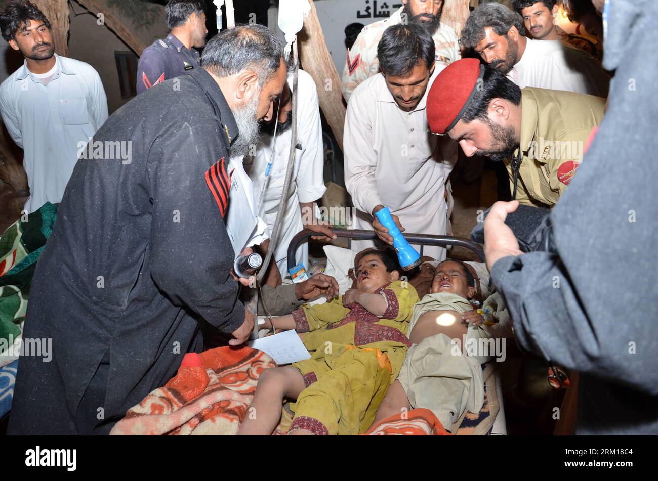 Bildnummer: 59536900  Datum: 17.04.2013  Copyright: imago/Xinhua (130418) -- MASHKEL, April 18, 2013 (Xinhua) -- Injured Pakistani earthquake survivors are treated at a military field hospital in the quake-hit area of southwest Pakistan s Mashkel on April 17, 2013. The Pakistani authorities on Thursday said that rescue operations had been sped up in areas affected by the Tuesday s 7.9 magnitude earthquake in the country s southwestern province of Balochistan near Pak-Iran border. According to the official figures, at least 40 were killed and over 300 others injured when tremors jolted the Mash Stock Photo