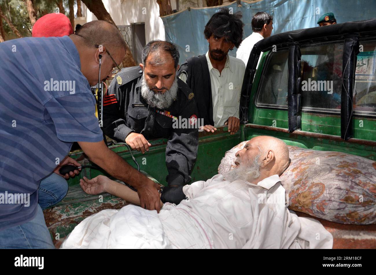 Bildnummer: 59536899  Datum: 17.04.2013  Copyright: imago/Xinhua (130418) -- MASHKEL, April 18, 2013 (Xinhua) -- Pakistani army doctors examine an earthquake survivor at a military field hospital in southwest Pakistan s Mashkel on April 17, 2013. The Pakistani authorities on Thursday said that rescue operations had been sped up in areas affected by the Tuesday s 7.9 magnitude earthquake in the country s southwestern province of Balochistan near Pak-Iran border. According to the official figures, at least 40 were killed and over 300 others injured when tremors jolted the Mashkel area of Washuk Stock Photo