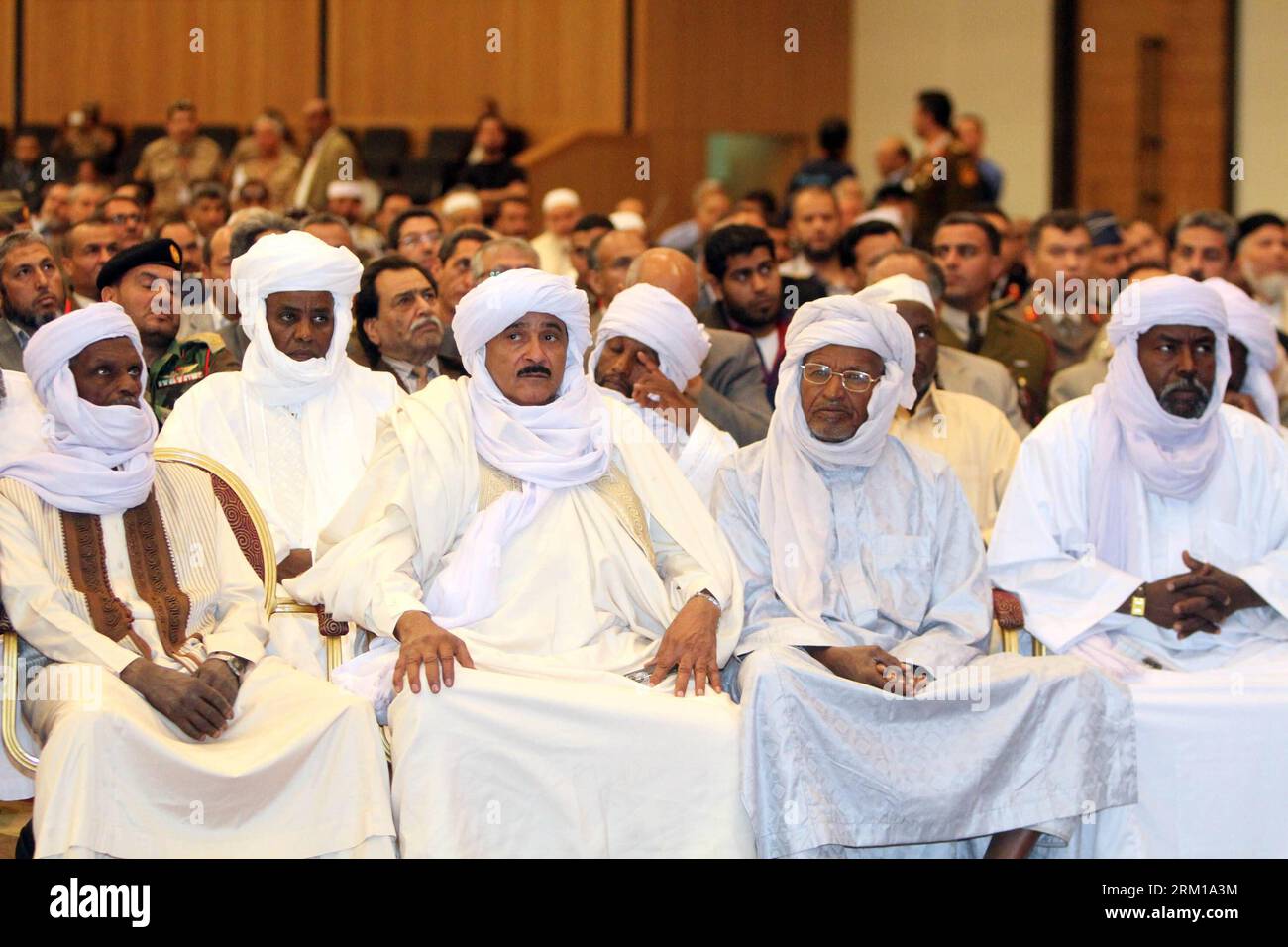 Bildnummer: 59544649  Datum: 20.04.2013  Copyright: imago/Xinhua (130420) -- TRIPOLI, April 20, 2013 (Xinhua) -- Representatives of Libyan southern tribes attend the signing ceremony of a reconciliation agreement in Tripoli, Libya, April 20, 2013. Under the theme of reconciliation in the South for Libya, a reconciliation conference was convened by the general chief of staff, reconciliation committees and southern tribes, in the hope of achieving a reconciliation deal among those tribes and an agreement of peace between the Toubou and the Sons of Sulaiman tribes. (Xinhua/Hamza Turkia)(zhf) LIBY Stock Photo