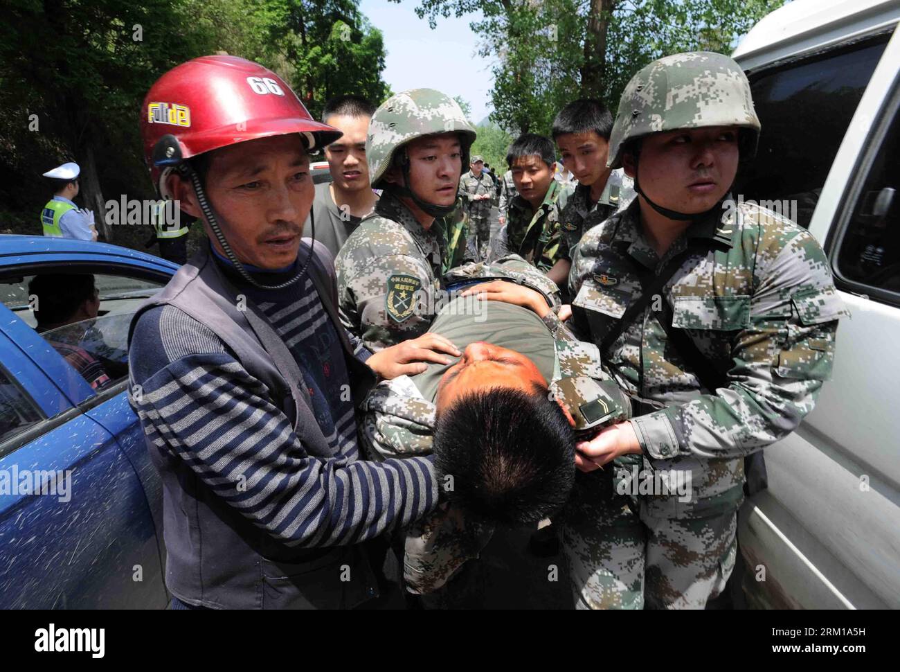 Bildnummer: 59544775  Datum: 20.04.2013  Copyright: imago/Xinhua (130420) -- YA AN, April 20, 2013 (Xinhua) -- Rescuers carry out a soldier saved from a rescue car from Chengdu Military Region which falls off a cliff into a river in southwest China s Sichuan Province, April 20, 2013. Two of the 17 soldiers in the car have died by 11:30 p.m. Saturday Beijing Time. A total of 156 have been killed in the 7.0-magnitude earthquake in Sichuan s Lushan as of 8:50 p.m. Saturday, according to the China Earthquake Administration. (Xinhua)(wjq) CHINA-SICHUAN-EARTHQUAKE-RESCUE-ACCIDENT (CN) PUBLICATIONxNO Stock Photo