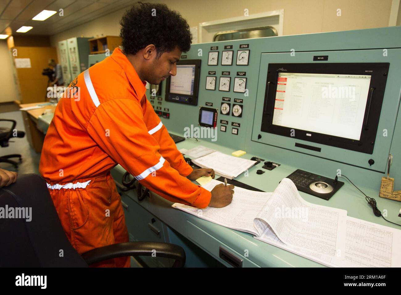 Bildnummer: 59544796  Datum: 20.04.2013  Copyright: imago/Xinhua (130420) -- ROTTERDAM, April 20, 2013(Xinhua) -- A member of staff works at the freighter Pride at port of Rotterdam, the Netherlands, April 20, 2013. The freighter Pride of COSCO Group, which ranked first of the Environmental Ship Index (ESI) published by port of Rotterdam, the biggest European port, was awarded as the most sustainable ship of 2012 in Rotterdam on Saturday. (Xinhua/Jia Lirui)(zhf) NETHERLANDS-ROTTERDAM-COSCO SHIP-AWARD PUBLICATIONxNOTxINxCHN Wirtschaft Schiff Frachter Frachtschiff Ehrung Nachhaltigkeit premiumd Stock Photo