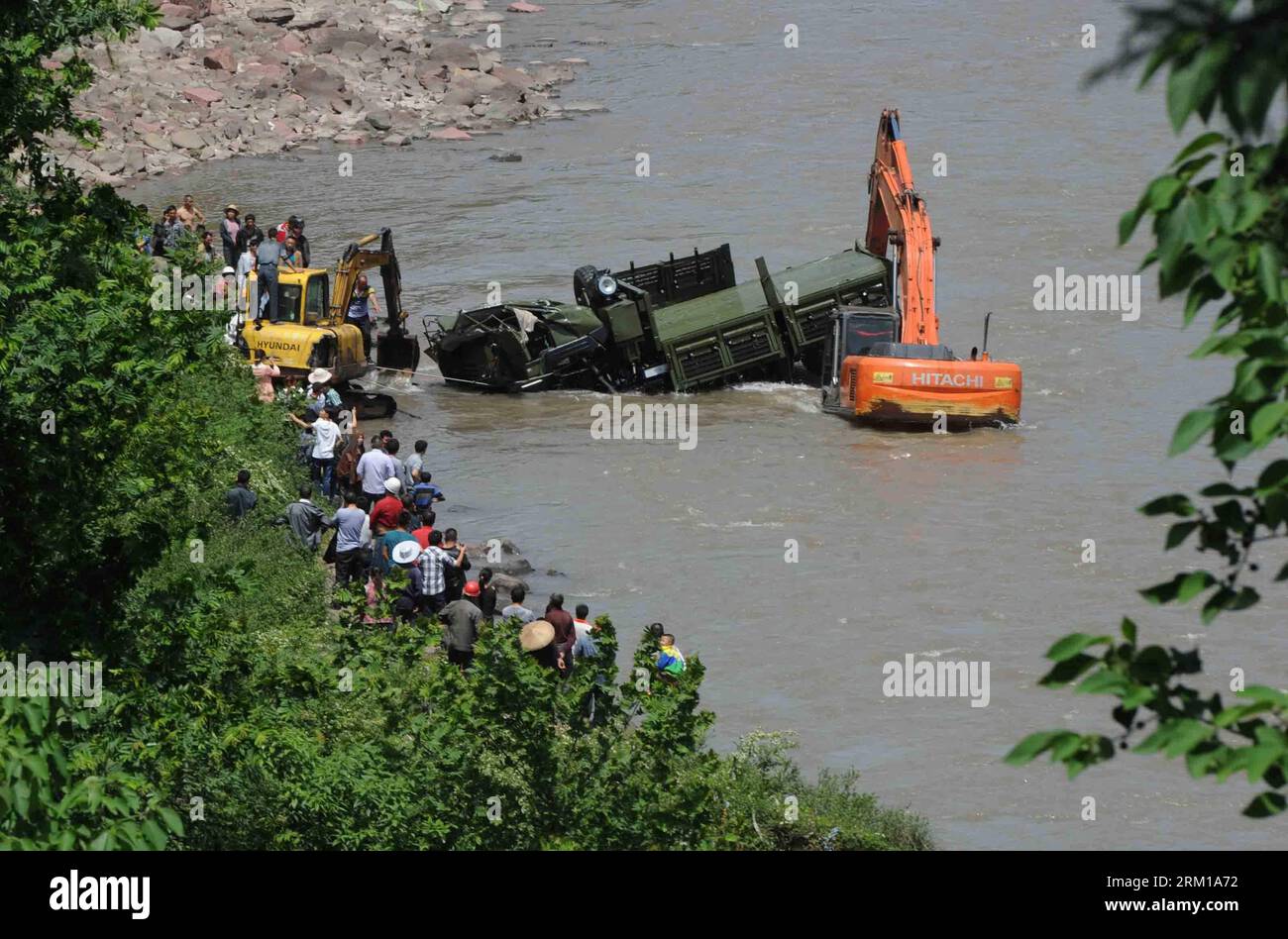 Bildnummer: 59544774  Datum: 20.04.2013  Copyright: imago/Xinhua (130420) -- YA AN, April 20, 2013 (Xinhua) -- Photo taken on April 20, 2013 shows the accident site where a rescue car from Chengdu Military Region falls off a cliff into a river in southwest China s Sichuan Province. Two of the 17 soldiers in the car have died by 11:30 p.m. Saturday Beijing Time. A total of 156 have been killed in the 7.0-magnitude earthquake in Sichuan s Lushan as of 8:50 p.m. Saturday, according to the China Earthquake Administration. (Xinhua)(wjq) CHINA-SICHUAN-EARTHQUAKE-RESCUE-ACCIDENT (CN) PUBLICATIONxNOTx Stock Photo
