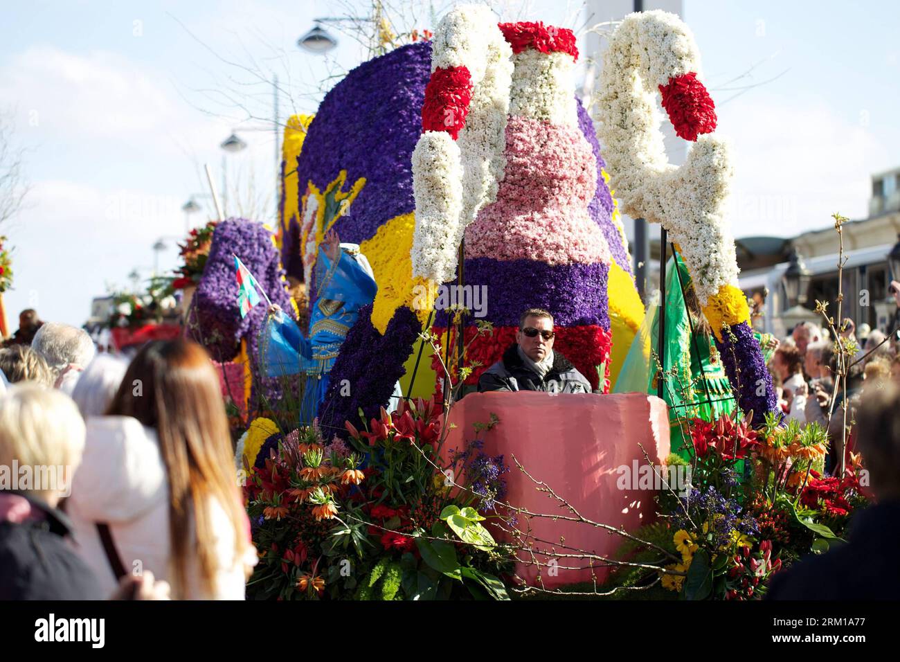 Bildnummer: 59544823  Datum: 20.04.2013  Copyright: imago/Xinhua Dutch look at the 66th flower parade with the theme Bon Appetit this year in Nordwijk, the Netherlands, on April 20, 2012. The very famous event with 20 floats opulently decorated with spring flowers started from Nordwijk and ended in Haarlem following a 40-km route. (Xinhua/Sylvia Lederer) (lr) NETHERLANDS-NOORDWIJK-FLOWER PARADE PUBLICATIONxNOTxINxCHN Gesellschaft Kultur Umzug Parade Blumen Pflanzen Blüten premiumd x0x xmb 2013 quer     59544823 Date 20 04 2013 Copyright Imago XINHUA Dutch Look AT The  Flower Parade With The Th Stock Photo