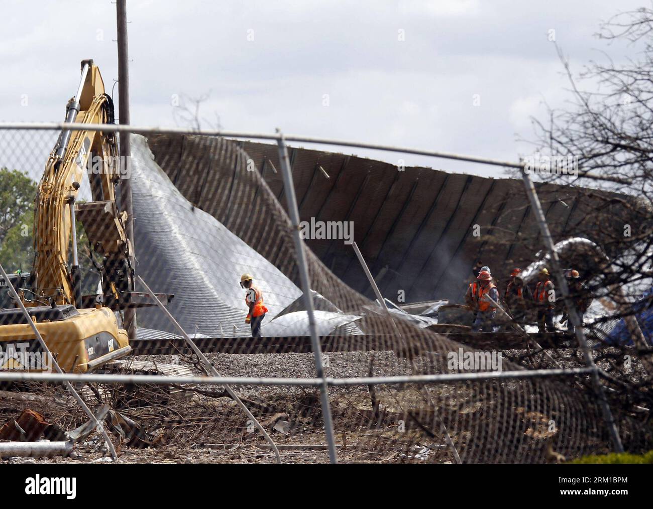 Bildnummer: 59548510 Datum: 21.04.2013 Copyright: imago/Xinhua Rescuers ...