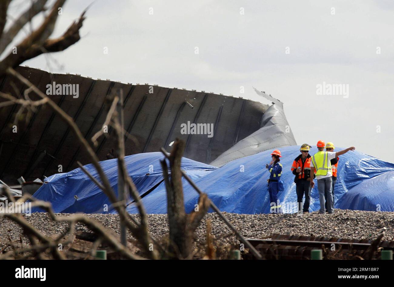 Bildnummer: 59548509  Datum: 21.04.2013  Copyright: imago/Xinhua Rescuers investigate the blast site in West, Texas, the United States, on April 21, 2013. The seat, or center of an explosion that blew off a fertilizer plant and almost razed the U.S. town of West had been located, a U.S. Official said Sunday. Assistant Texas fire marshal Kelly Kistner told a press conference here that the locationing of the center of the explosion is important to the investigation of the blast. But he said the cause of the fire and blast remained unknown. The explosion left a large crater in the middle of the p Stock Photo