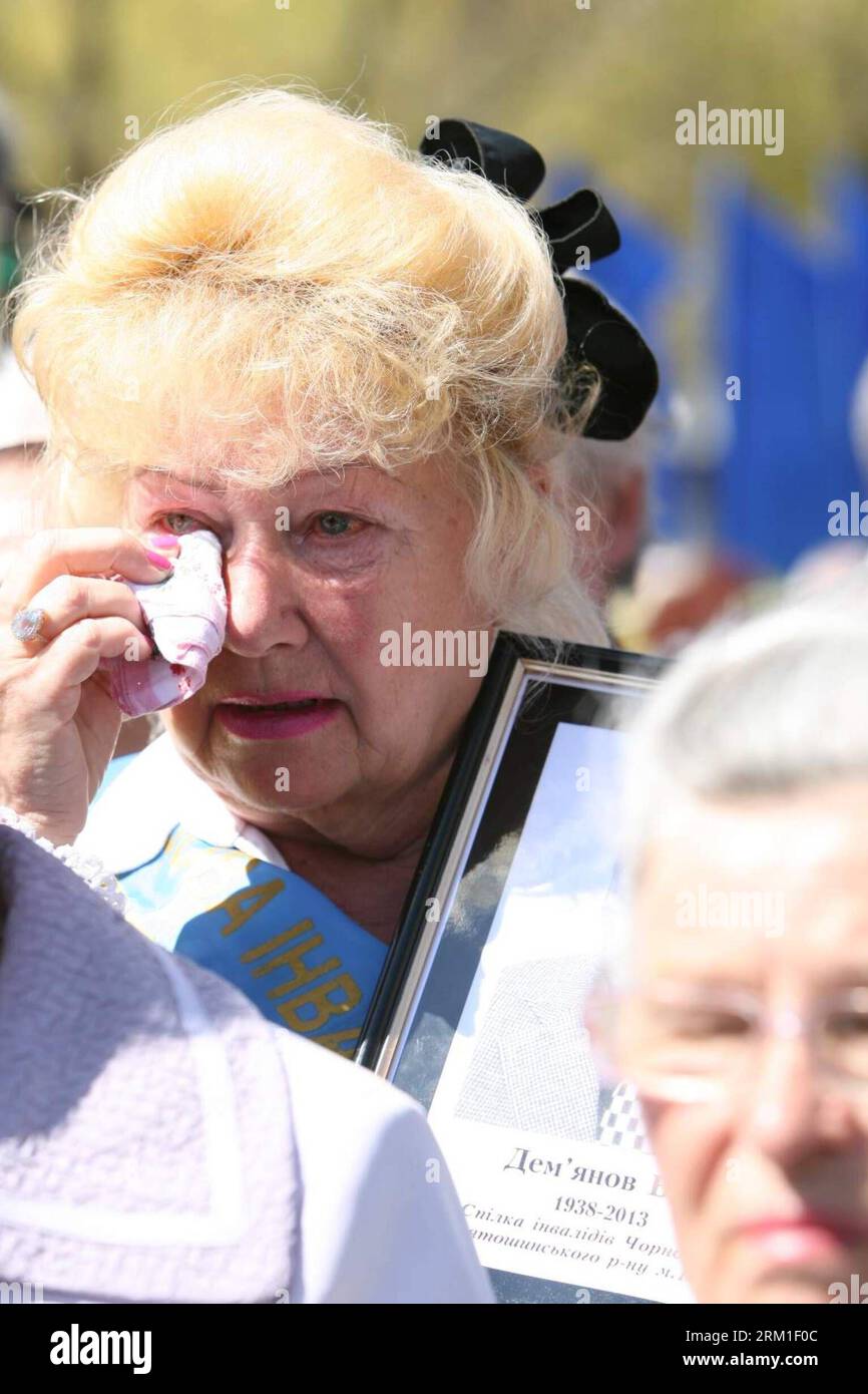 Bildnummer: 59573954  Datum: 26.04.2013  Copyright: imago/Xinhua (130426) -- KIEV, April 26, 2013 (Xinhua) -- A woman holding a picture of her relative cries during a commemoration event at the memorial complex to the Chernobyl victims in Kiev, capital of Ukraine, April 26, 2013, marking the 27th anniversary of the Chernobyl nuclear accident, the world s worst nuclear accident happened at the Chernobyl plant on April 26, 1986. (Xinhua/Muliming) UKRAINE-CHERNOBYL DISASTER-ANNIVERSARY PUBLICATIONxNOTxINxCHN Gesellschaft AKW GAU Gedenken xsp x0x 2013 hoch      59573954 Date 26 04 2013 Copyright I Stock Photo