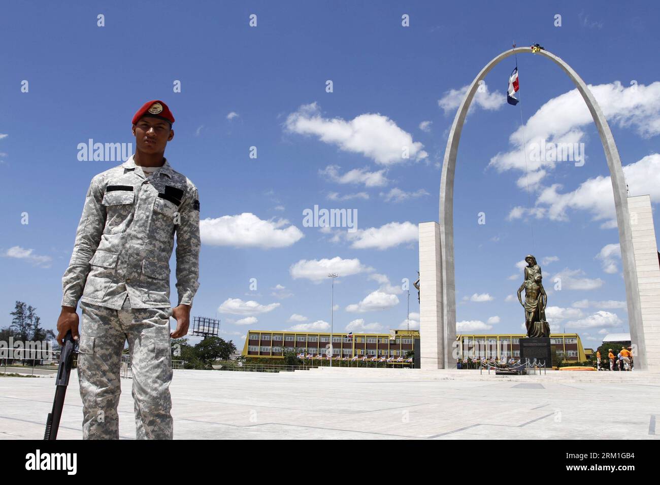 Bildnummer: 59578085  Datum: 27.04.2013  Copyright: imago/Xinhua A soldier guards as Doctor Demetrio Wasar Gomez (R, top) protests againt mining company Barrick Gold, at Plaza de la Bandera (the Flag s Square), in Santo Domingo, Dominican Republic, on April 27, 2013. According to the local press, Demetrio Wasar Gomez demands that the State s contract with Barrick Gold be revised, and the protection of natural resources in Pueblo Viejo Cotui, the area that will be mined. (Xinhua/Roberto Guzman) DOMINICAN REPUBLIC-SANTO DOMINGO-PROTEST PUBLICATIONxNOTxINxCHN Militär x0x xds 2013 quer     5957808 Stock Photo