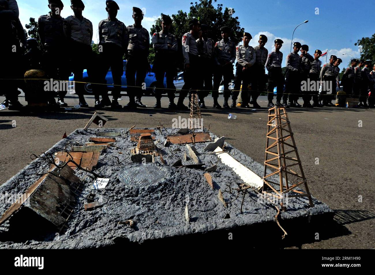 Bildnummer: 59581602  Datum: 29.04.2013  Copyright: imago/Xinhua (130429) -- JAKARTA, April 29, 2013 (Xinhua) -- Security guards stand near a model of Indonesia s mud volcano in front of the Presidential Palace, Jakarta, Indonesia, April 29, 2013. Indonesian government is still facing problems on how to stop and remove the massive mud that continues to spew from under the earth in Sidoarjo regency East Java since it was initially emerged in an operation mishap conducted by PT Lapindo Brantas when it tried to explore oil deposit in the area. (Xinhua/Agung Kuncahya B.) (bxq) INDONESIA-JAKARTA-MU Stock Photo