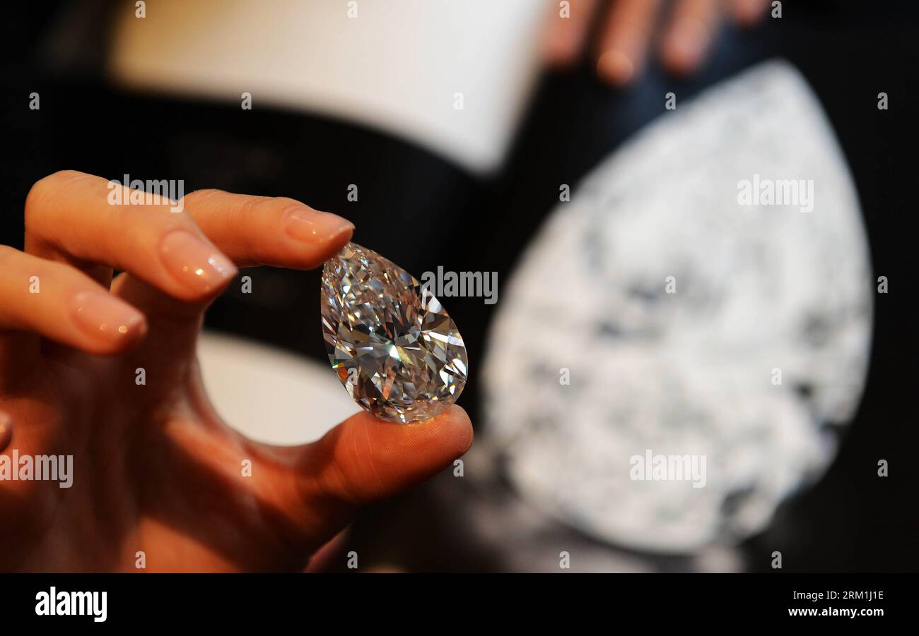 Bildnummer: 59585782  Datum: 30.04.2013  Copyright: imago/Xinhua (130430) -- GENEVA, April 30, 2013 (Xinhua) -- A worker shows the 101.73-carat diamond to the media at the Christie in Geneva, Switzerland, April 30, 2013. Christie will hold spring sale of Jewels auction in Geneva on May 15, 2013. Led by a truly sensational pear-shaped, D colour, flawless diamond of 101.73 carats, the sale will reach to an estimated combined total of 65 million dollars. This Type IIA Flawless gem was found at the Jwaneng mine in Botswana and took 21 months to polish. This gemstone is estimated to be sold at a pr Stock Photo