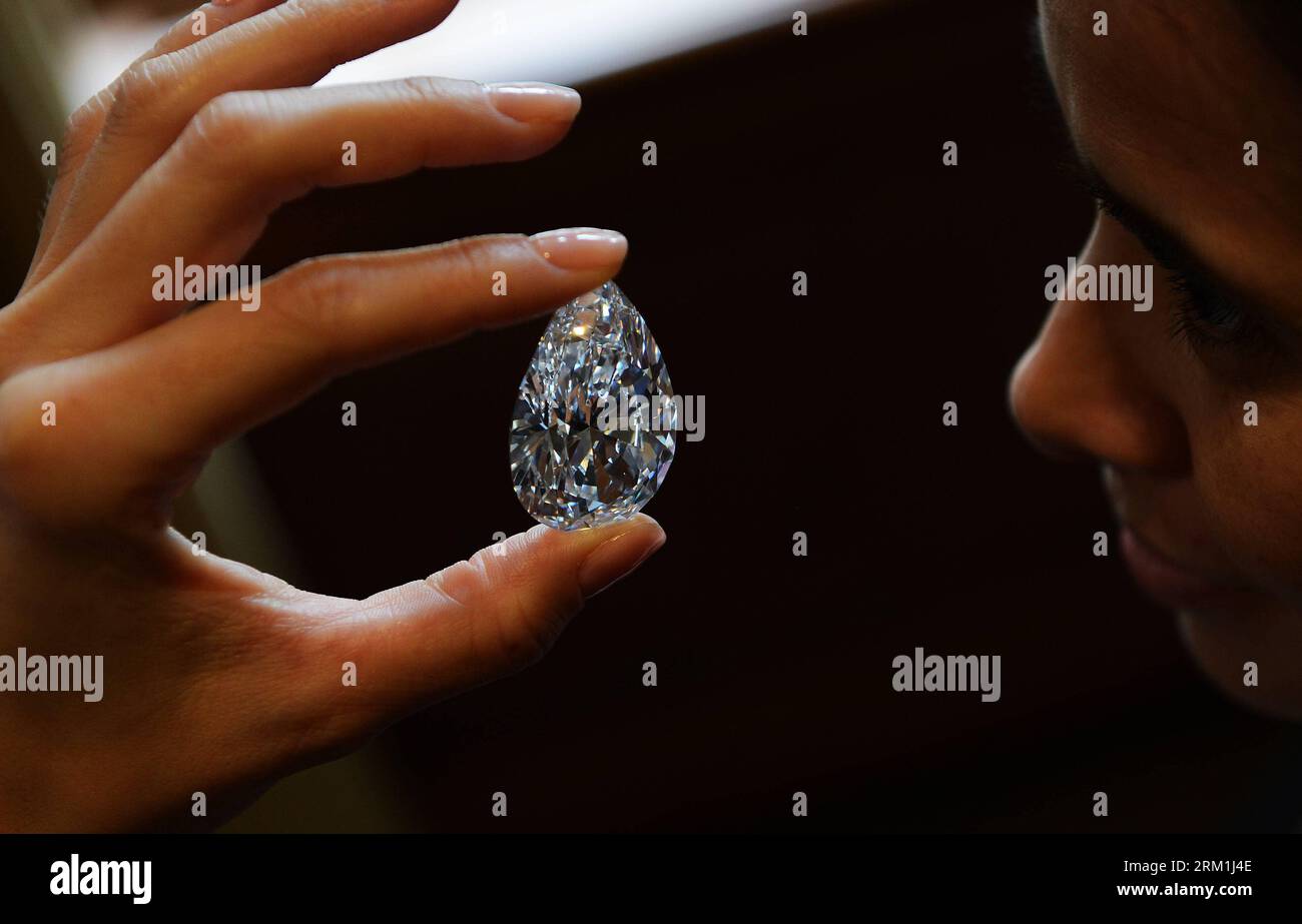 Bildnummer: 59585108  Datum: 30.04.2013  Copyright: imago/Xinhua (130430) -- GENEVA, April 30, 2013 (Xinhua) -- A worker shows the 101.73-carat diamond to the media at the Christie in Geneva, Switzerland, April 30, 2013. Christie will hold spring sale of Jewels auction in Geneva on May 15, 2013. Led by a truly sensational pear-shaped, D colour, flawless diamond of 101.73 carats, the sale will reach to an estimated combined total of 65 million dollars. This Type IIA Flawless gem was found at the Jwaneng mine in Botswana and took 21 months to polish. This gemstone is estimated to be sold at a pr Stock Photo