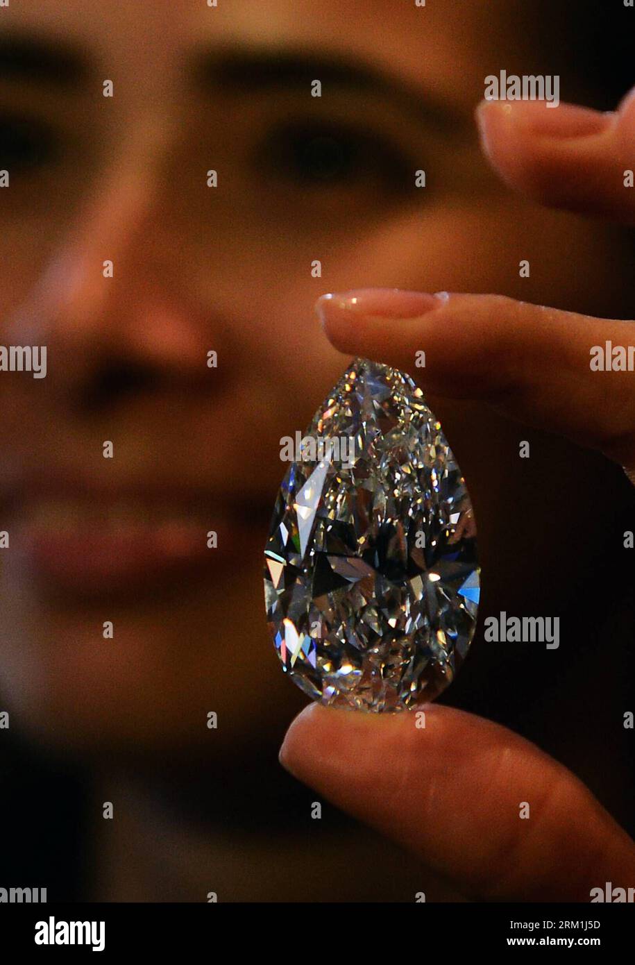 Bildnummer: 59585106  Datum: 30.04.2013  Copyright: imago/Xinhua (130430) -- GENEVA, April 30, 2013 (Xinhua) -- A worker shows the 101.73-carat diamond to the media at the Christie in Geneva, Switzerland, April 30, 2013. Christie will hold spring sale of Jewels auction in Geneva on May 15, 2013. Led by a truly sensational pear-shaped, D colour, flawless diamond of 101.73 carats, the sale will reach to an estimated combined total of 65 million dollars. This Type IIA Flawless gem was found at the Jwaneng mine in Botswana and took 21 months to polish. This gemstone is estimated to be sold at a pr Stock Photo