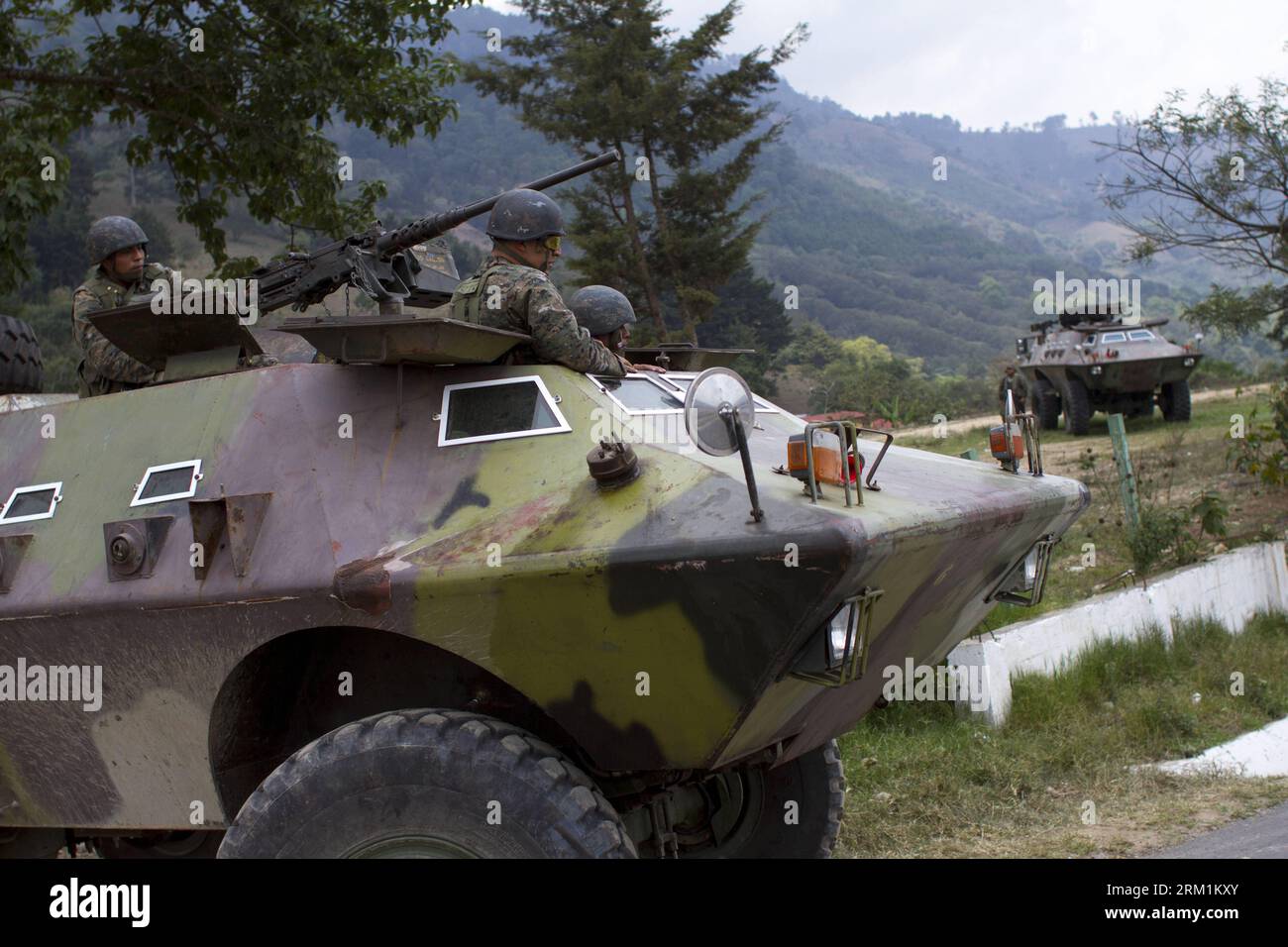Bildnummer: 59597628  Datum: 03.05.2013  Copyright: imago/Xinhua (130503) -- MATAQUESCUINTLA, May 3, 2013 (Xinhua) -- Members of Guatemalan Army on board of a military vehicle patrol in Mataquescuintla, township of the department of Jalapa, Guatemala, on May 2, 2013. The government of Guatemalan President OttoPerezMolina decreed a state of emergency in four townships Thursday roiled by protests against a mining company, which resulted in two deaths. (Xinhua/Luis Echeverria) (fnc) (sp) (syq) GUATEMALA-MATAQUESCUINTLA-SECURITY-VIOLENCE PUBLICATIONxNOTxINxCHN xcb x2x 2013 quer premiumd o0 Gesells Stock Photo