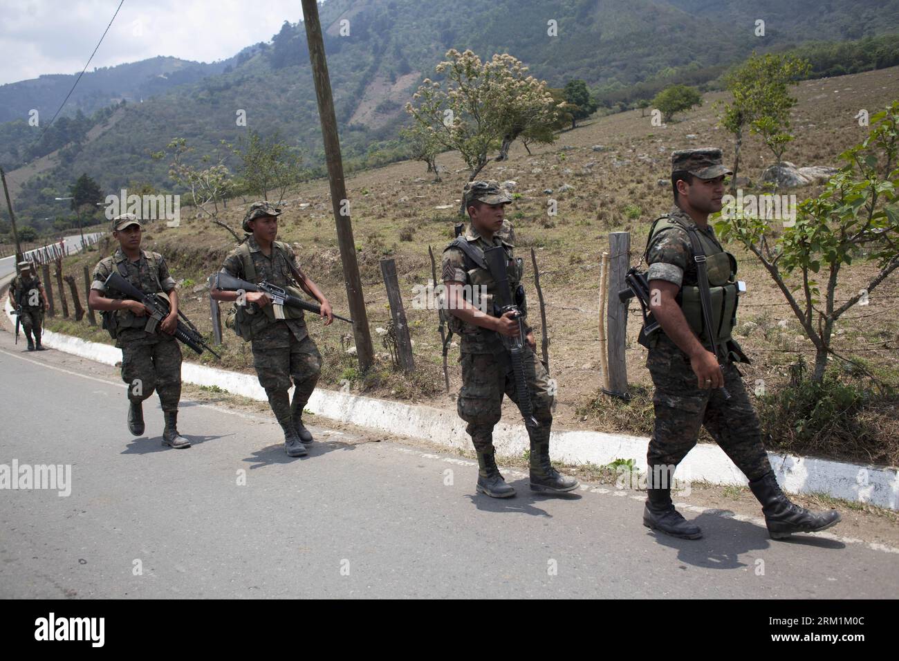 Bildnummer: 59597624  Datum: 03.05.2013  Copyright: imago/Xinhua (130503) -- MATAQUESCUINTLA, May 3, 2013 (Xinhua) -- Members of Guatemalan Army patrol in Mataquescuintla, township of the department of Jalapa, Guatemala, on May 2, 2013. The government of Guatemalan President OttoPerezMolina decreed a state of emergency in four townships Thursday roiled by protests against a mining company, which resulted in two deaths. (Xinhua/Luis Echeverria) (fnc) (sp) (syq) GUATEMALA-MATAQUESCUINTLA-SECURITY-VIOLENCE PUBLICATIONxNOTxINxCHN xcb x2x 2013 quer premiumd o0 Gesellschaft Militär Soldat     595976 Stock Photo