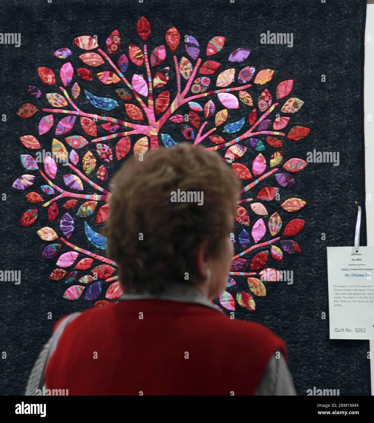 Bildnummer: 59598382  Datum: 03.05.2013  Copyright: imago/Xinhua (130503) -- SYDNEY, May 3, 2013 (Xinhua) -- A visitor attends the Brush Farm Quilt show in Rhyde out of Sydney, Australia, on May 3, 2013. The quilt show is under the sponsorship of the Quilters Guild of the New South Wales state of Australia. Two exquisite quilts will be auctioned off to raise funds for the Special Olympics. (Xinhua/Jin Linpeng) (djj) AUSTRALIA-SYDNEY-QUILT SHOW PUBLICATIONxNOTxINxCHN xcb x0x 2013 quadrat      59598382 Date 03 05 2013 Copyright Imago XINHUA  Sydney May 3 2013 XINHUA a Visitor Attends The Brush F Stock Photo