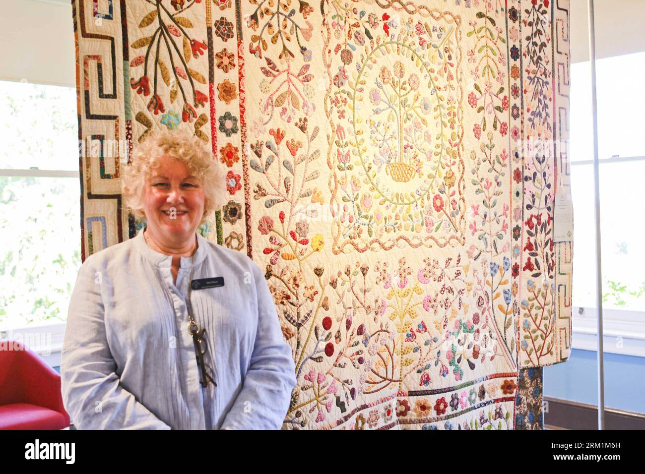 Bildnummer: 59598385  Datum: 03.05.2013  Copyright: imago/Xinhua (130503) -- SYDNEY, May 3, 2013 (Xinhua) -- Madame Dale stands in front of her hand-made quilt at the Brush Farm Quilt show in Rhyde out of Sydney, Australia, on May 3, 2013. The quilt show is under the sponsorship of the Quilters Guild of the New South Wales state of Australia. Two exquisite quilts will be auctioned off to raise funds for the Special Olympics. (Xinhua/Jin Linpeng) (djj) AUSTRALIA-SYDNEY-QUILT SHOW PUBLICATIONxNOTxINxCHN xcb x0x 2013 quer      59598385 Date 03 05 2013 Copyright Imago XINHUA  Sydney May 3 2013 XIN Stock Photo