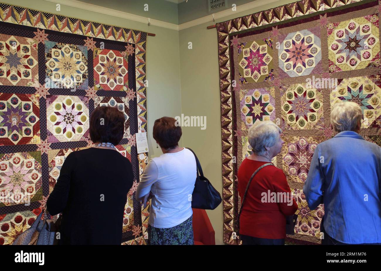 Bildnummer: 59598384  Datum: 03.05.2013  Copyright: imago/Xinhua (130503) -- SYDNEY, May 3, 2013 (Xinhua) -- Visitors attend the Brush Farm Quilt show in Rhyde out of Sydney, Australia, on May 3, 2013. The quilt show is under the sponsorship of the Quilters Guild of the New South Wales state of Australia. Two exquisite quilts will be auctioned off to raise funds for the Special Olympics. (Xinhua/Jin Linpeng) (djj) AUSTRALIA-SYDNEY-QUILT SHOW PUBLICATIONxNOTxINxCHN xcb x0x 2013 quer      59598384 Date 03 05 2013 Copyright Imago XINHUA  Sydney May 3 2013 XINHUA Visitors attend The Brush Farm Qui Stock Photo
