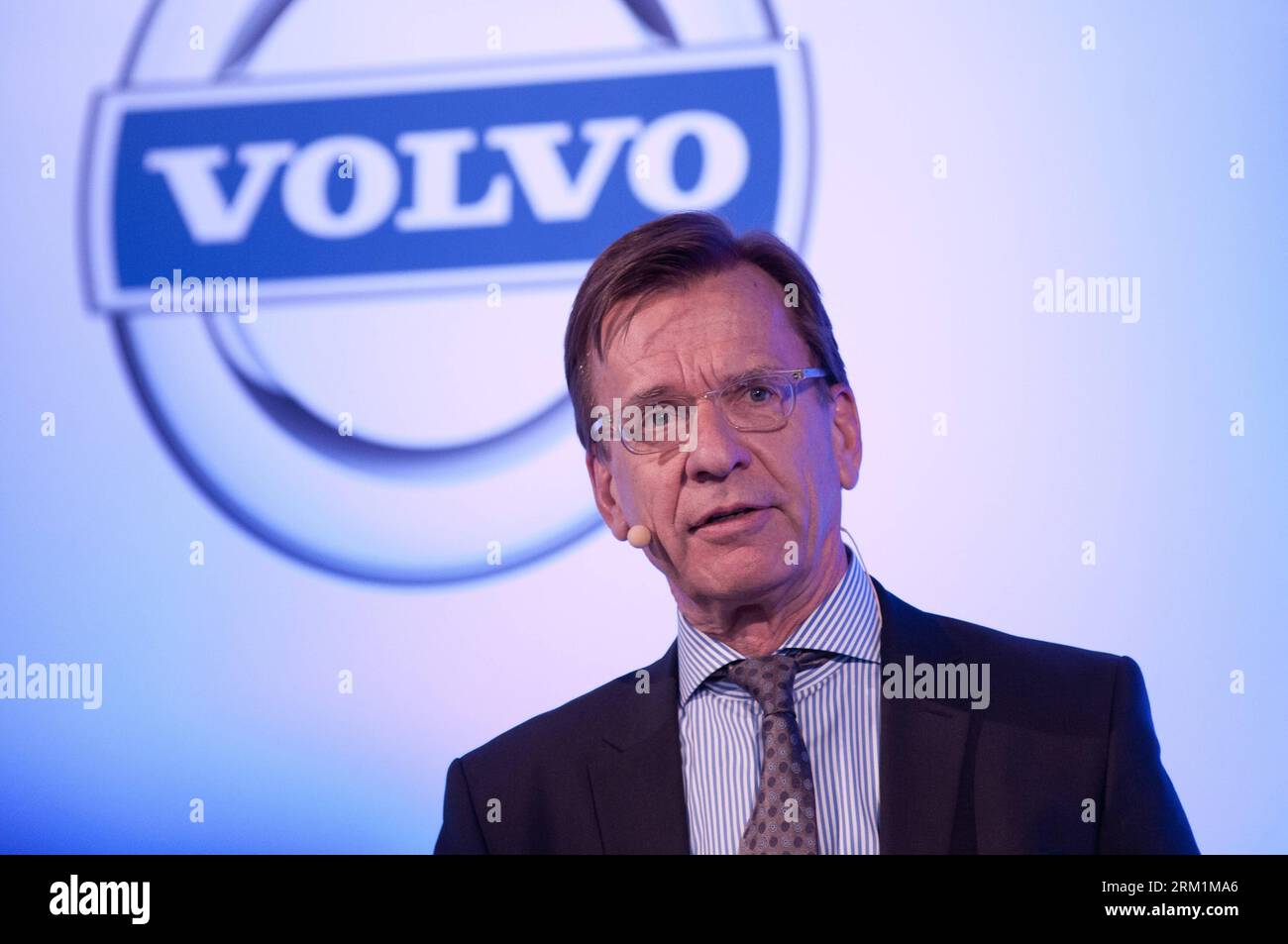 Bildnummer: 59598728  Datum: 03.05.2013  Copyright: imago/Xinhua (130503) -- STOCKHOLM, May 3, 2013 (Xinhua) -- Hakan Samuelsson, the President and CEO of Volvo Car Group, addresses a news conference in Stockholm, capital of Sweden, on May 3, 2013. The profit of Volvo Car Group slumped by 99.1 percent in 2012, being strongly affected by the economic situation in Europe, said the company in a statement on Friday. (Xinhua/Liu Yinan) (lr) SWEDEN-STOCKHOLM-CARS PROFITS-2012-SLUMPING PUBLICATIONxNOTxINxCHN People Wirtschaft PK Pressetermin Porträt xdp x0x 2013 quer premiumd      59598728 Date 03 05 Stock Photo