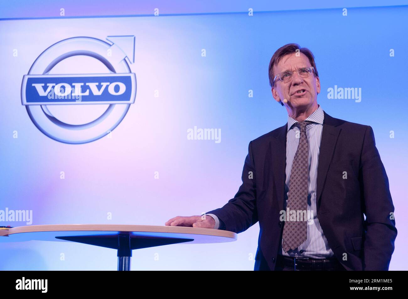 Bildnummer: 59598727  Datum: 03.05.2013  Copyright: imago/Xinhua (130503) -- STOCKHOLM, May 3, 2013 (Xinhua) -- Hakan Samuelsson, the President and CEO of Volvo Car Group, addresses a news conference in Stockholm, capital of Sweden, on May 3, 2013. The profit of Volvo Car Group slumped by 99.1 percent in 2012, being strongly affected by the economic situation in Europe, said the company in a statement on Friday. (Xinhua/Liu Yinan) (lr) SWEDEN-STOCKHOLM-CARS PROFITS-2012-SLUMPING PUBLICATIONxNOTxINxCHN People Wirtschaft PK Pressetermin Porträt xdp x0x 2013 quer premiumd      59598727 Date 03 05 Stock Photo