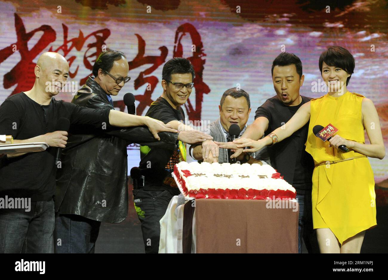 Bildnummer: 59610591  Datum: 06.05.2013  Copyright: imago/Xinhua Actors celebrate for Eric Tsang s 60th birthday at the news conference held for the action movie Seven Assassins in Beijing, May 6, 2013.  (Xinhua) (zwx/ry) CHINA-BEIJING-MOVIE-SEVEN ASSASSINS-NEWS CONFERENCE (CN) PUBLICATIONxNOTxINxCHN Entertainment People x1x xkg 2013 quer     59610591 Date 06 05 2013 Copyright Imago XINHUA Actors Celebrate for Eric Tsang S 60th Birthday AT The News Conference Hero for The Action Movie Seven Assassins in Beijing May 6 2013 XINHUA  Ry China Beijing Movie Seven Assassins News Conference CN PUBLIC Stock Photo
