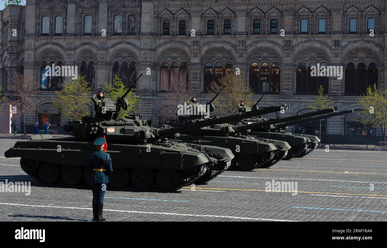 Bildnummer: 59620370  Datum: 09.05.2013  Copyright: imago/Xinhua (130509) -- MOSCOW, May 9, 2013 (Xinhua) -- Russian T-90 tanks take part in a Victory Day parade at the Red Square in Moscow, Russia, on May 9, 2013. A grand parade was held on Thursday at the Red Square to mark the 68th anniversary of the Soviet Union s victory over Nazi Germany in the Great Patriotic War. (Xinhua/Jiang Kehong) (dzl) RUSSIA-MOSCOW-PARADE-VICTORY DAY PUBLICATIONxNOTxINxCHN xcb x2x 2013 quer premiumd o0 Politik Jahrestag Gedenken Tag des Sieges Parade Militärparade     59620370 Date 09 05 2013 Copyright Imago XINH Stock Photo