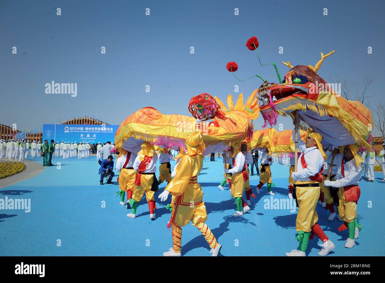 Bildnummer: 59624344  Datum: 10.05.2013  Copyright: imago/Xinhua (130510) -- JINZHOU , May 10, 2013 (Xinhua) -- Actors perform lion dance at the opening ceremony for the 2013 World Landscape Art Exposition in Jinzhou, northeast China s Liaoning Province, May 10, 2013. (Xinhua/Jiang Bing) (ry) CHINA-LIAONING-JINZHOU-LANDSCAPE ART EXPOSITION-OPENING (CN) PUBLICATIONxNOTxINxCHN Messe Expo Wirtschaft Gesellschaft Landschaft xcb x2x 2013 quer premiumd  o0 Eröffnung, Landschaftskunst,     59624344 Date 10 05 2013 Copyright Imago XINHUA  Jinzhou May 10 2013 XINHUA Actors perform Lion Dance AT The Ope Stock Photo