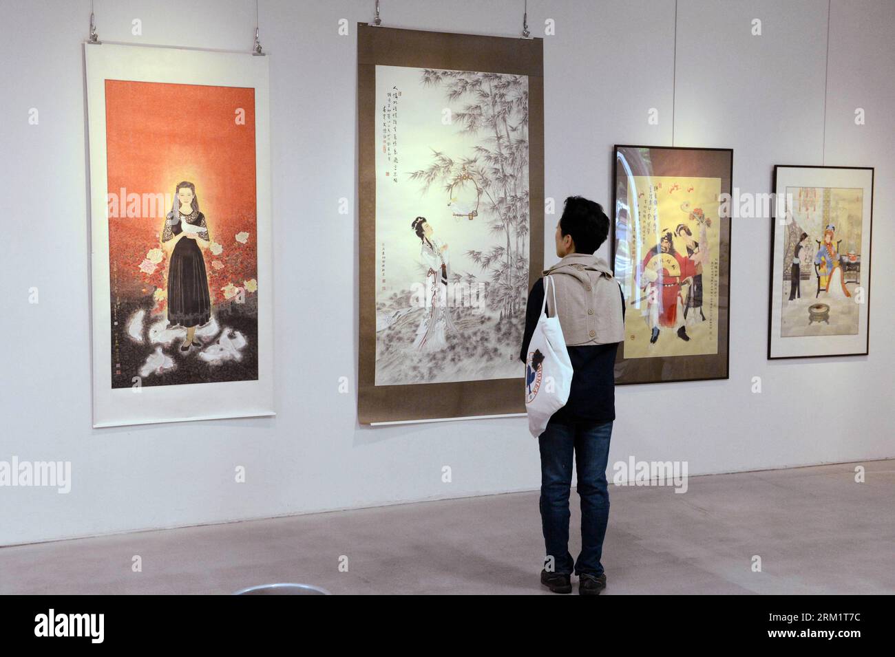 Bildnummer: 59626277  Datum: 10.05.2013  Copyright: imago/Xinhua (130510) -- TOKYO, May 10, 2013 (Xinhua) -- A visitor looks at paintings in the Yuan Xiang Traditional Chinese Realistic Painting Exhibition at the Ueno Royal Museum in Tokyo, Japan, May 10, 2013. Yuan Xiang brought more than 20 traditional Chinese realistic paintings to his exhibition at the Ueno Royal Museum. (Xinhua/Ma Ping)(zhf) JAPAN-TOKYO-CHINESE PAINTING-EXHIBITION PUBLICATIONxNOTxINxCHN Kulst Kunst xas x0x 2013 quer      59626277 Date 10 05 2013 Copyright Imago XINHUA  Tokyo May 10 2013 XINHUA a Visitor Looks AT Paintings Stock Photo