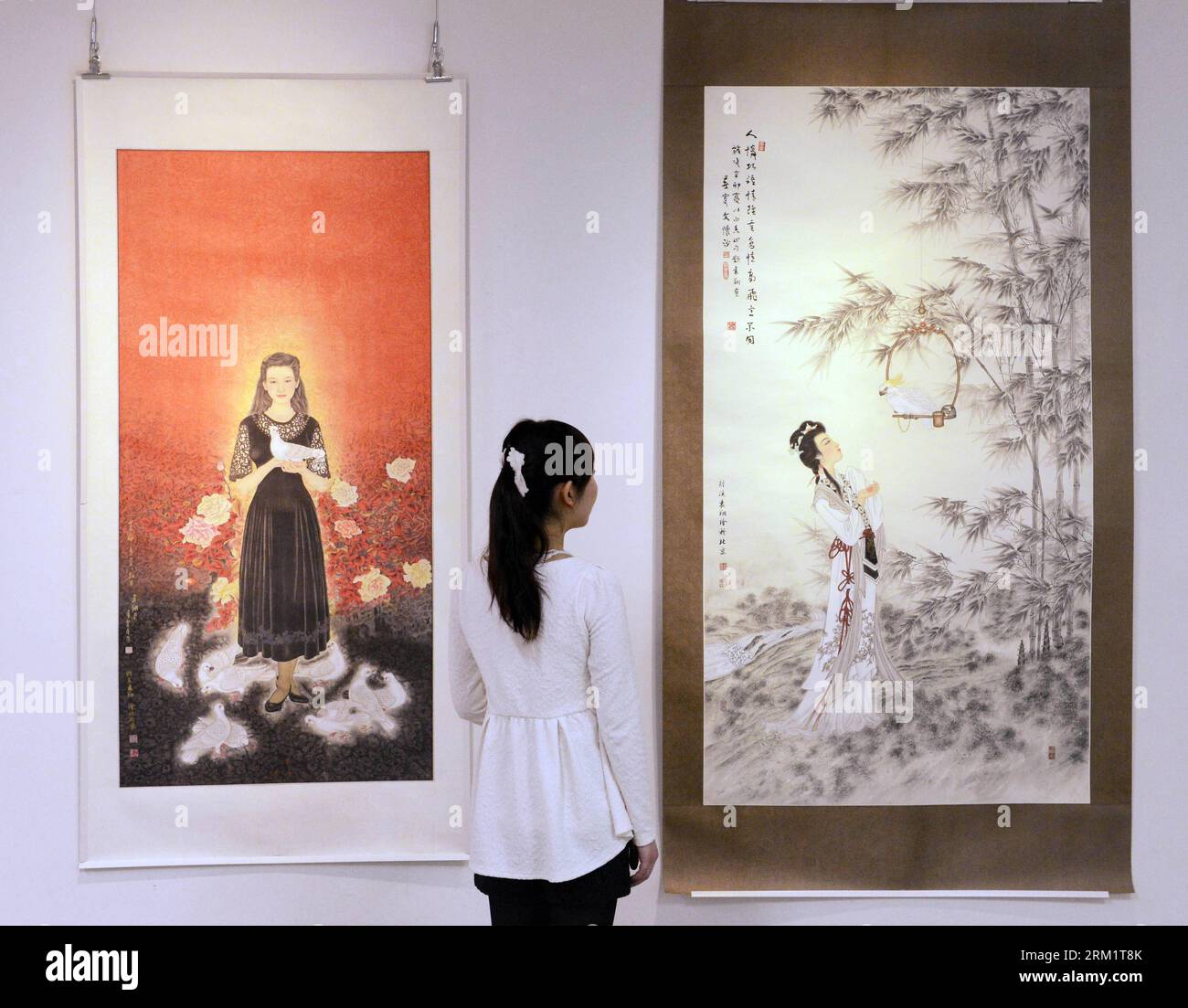 Bildnummer: 59626279  Datum: 10.05.2013  Copyright: imago/Xinhua (130510) -- TOKYO, May 10, 2013 (Xinhua) -- A visitor looks at paintings in the Yuan Xiang Traditional Chinese Realistic Painting Exhibition at the Ueno Royal Museum in Tokyo, Japan, May 10, 2013. Yuan Xiang brought more than 20 traditional Chinese realistic paintings to his exhibition at the Ueno Royal Museum. (Xinhua/Ma Ping)(zhf) JAPAN-TOKYO-CHINESE PAINTING-EXHIBITION PUBLICATIONxNOTxINxCHN Kulst Kunst xas x0x 2013 quer      59626279 Date 10 05 2013 Copyright Imago XINHUA  Tokyo May 10 2013 XINHUA a Visitor Looks AT Paintings Stock Photo