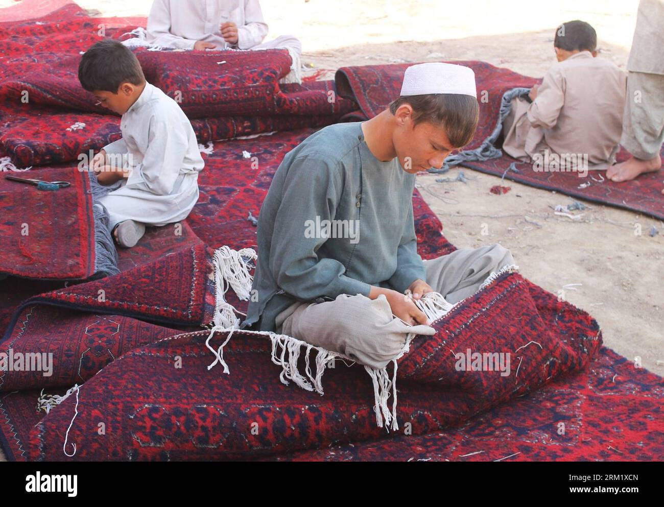 Bildnummer: 59643430  Datum: 14.05.2013  Copyright: imago/Xinhua (130514) -- BALKH, May 14, 2013 -- Afghans work at a carpet factory in Balkh province in northern Afghanistan on May 14, 2013. (Xinhua/Azorda)(zf) AFGHANISTAN-BALKH- CARPET PUBLICATIONxNOTxINxCHN Gesellschaft xjh x0x 2013 quer      59643430 Date 14 05 2013 Copyright Imago XINHUA  Balkh May 14 2013 Afghans Work AT a Carpet Factory in Balkh Province in Northern Afghanistan ON May 14 2013 XINHUA  ZF Afghanistan Balkh Carpet PUBLICATIONxNOTxINxCHN Society XJH x0x 2013 horizontal Stock Photo