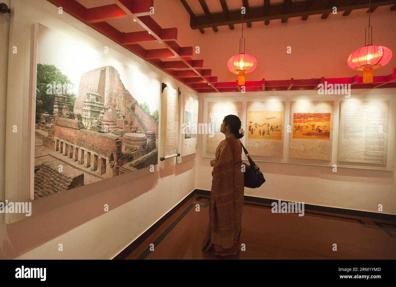 Bildnummer: 59652958  Datum: 15.05.2013  Copyright: imago/Xinhua (130516) -- KOLKATA, May 2013 (Xinhua) -- An Indian woman views pictures during the inauguration of a China gallery at the Nobel laureate poet Rabindranath Tagore s house in Kolkata, capital of eastern Indian state West Bengal on May, 15, 2013. A prestigious Indian university here on Wednesday opened a gallery about the friendship between legendary Indian poet and philosopher Rabindranath Tagore and China. (Xinhua/Tumpa Mondal) INDIA-KOLKATA-GALLERY INAUGURATION PUBLICATIONxNOTxINxCHN Kultur Ausstellung xbs x0x 2013 quer     5965 Stock Photo