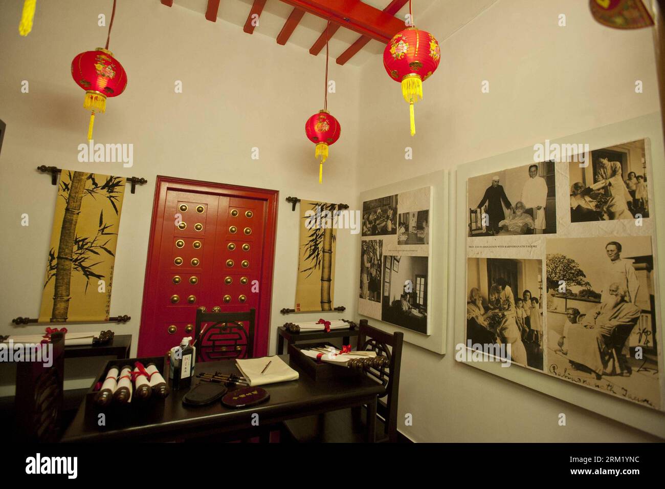 Bildnummer: 59652960  Datum: 15.05.2013  Copyright: imago/Xinhua (130516) -- KOLKATA, May 2013 (Xinhua) -- Picture taken on May 15, 2013 shows a scene of China gallery at the Nobel laureate poet Rabindranath Tagore s house in Kolkata, capital of eastern Indian state West Bengal. A prestigious Indian university here on Wednesday opened a gallery about the friendship between legendary Indian poet and philosopher Rabindranath Tagore and China. (Xinhua/Tumpa Mondal) INDIA-KOLKATA-GALLERY INAUGURATION PUBLICATIONxNOTxINxCHN Kultur Ausstellung xbs x0x 2013 quer     59652960 Date 15 05 2013 Copyright Stock Photo