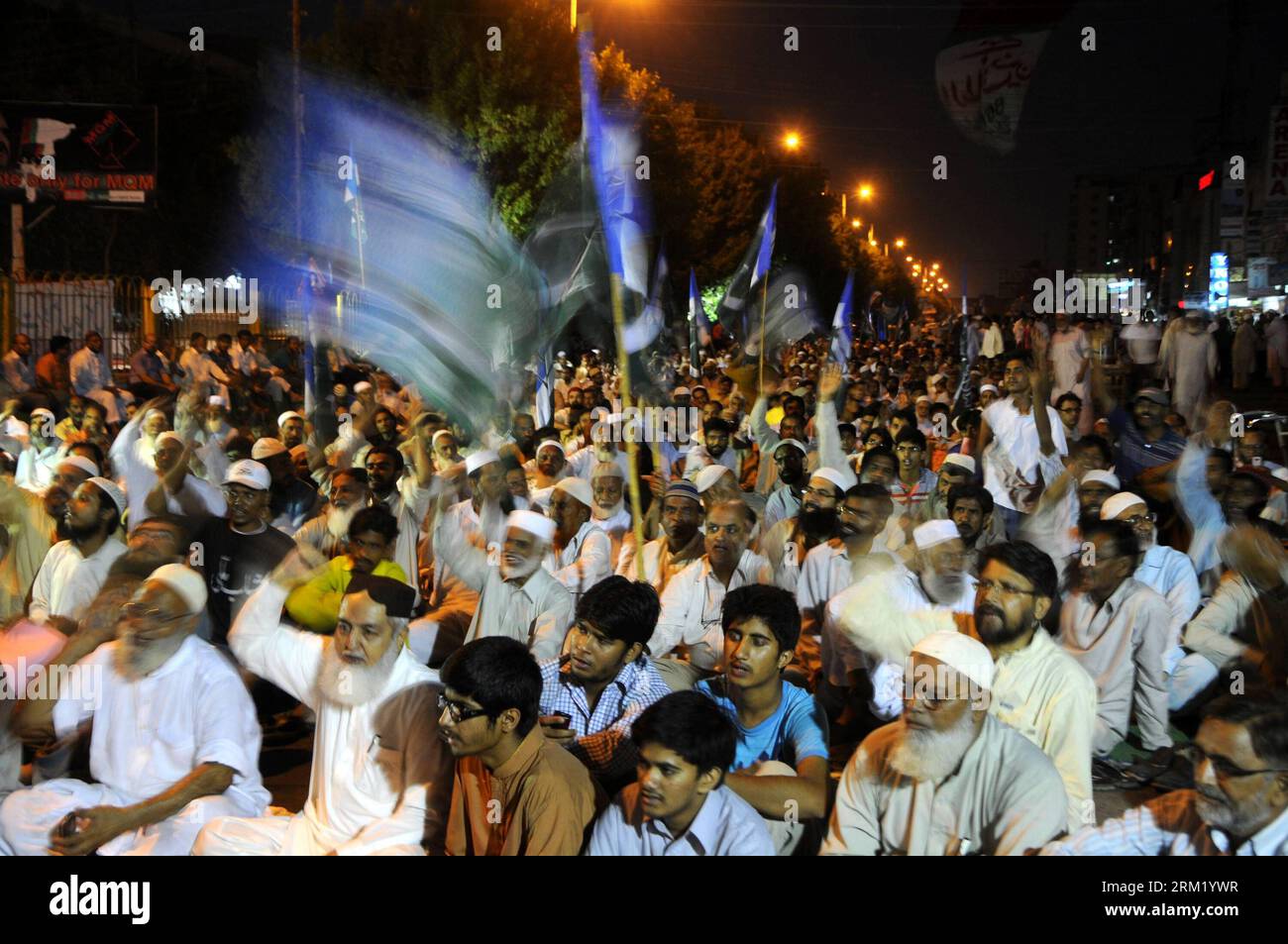 Bildnummer: 59654135  Datum: 16.05.2013  Copyright: imago/Xinhua (130516) -- KARACHI, May 16, 2013 (Xinhua) -- Supporters of Pakistan s Islamic party Jamaat-e-Islami (JI) take part in a protest rally in southern Pakistani port city of Karachi on May 16, 2013. The Election Commission of Pakistan has issued the results of 261 seats out of total 272 of the National Assembly on its website. (Xinhua Photo/Masroor) (zf) PAKISTAN-KARACHI-PROTEST-ELECTIONS PUBLICATIONxNOTxINxCHN Politik x0x xsk 2013 quer      59654135 Date 16 05 2013 Copyright Imago XINHUA  Karachi May 16 2013 XINHUA Supporters of Pak Stock Photo