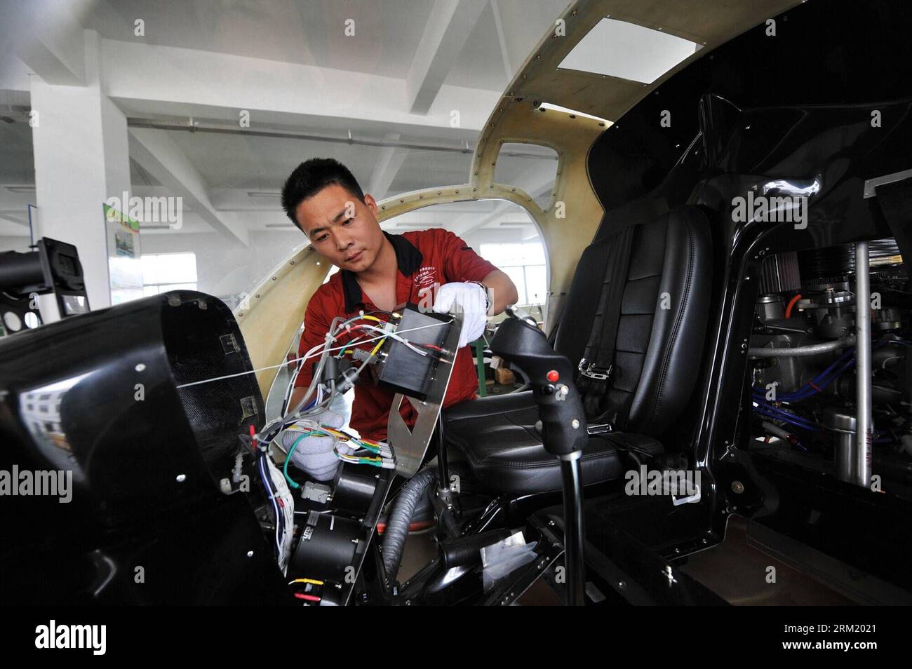 Bildnummer: 59656951  Datum: 15.05.2013  Copyright: imago/Xinhua  ZHUZHOU, May 15, 2013 -- A techinical worker assembles a RotorWay kit helicopter in RotorWay China Co., Ltd in Zhuzhou, central China s Hunan Province, May 15, 2013. The first batch of RotorWay A600 kit helicopeters assembled in China have passed acceptance check. With a full tank of 64 liters of 97 gasoline, a China-assembled A600 helicopeter, priced 1.18 million yuan (192,104 US dollars), has an endurance of two hours. (Xinhua/Long Hongtao) (lfj) CHINA-HUNAN-ROTORWAY HELICOPTER-ASSEMBLING (CN) PUBLICATIONxNOTxINxCHN xcb x0x 20 Stock Photo